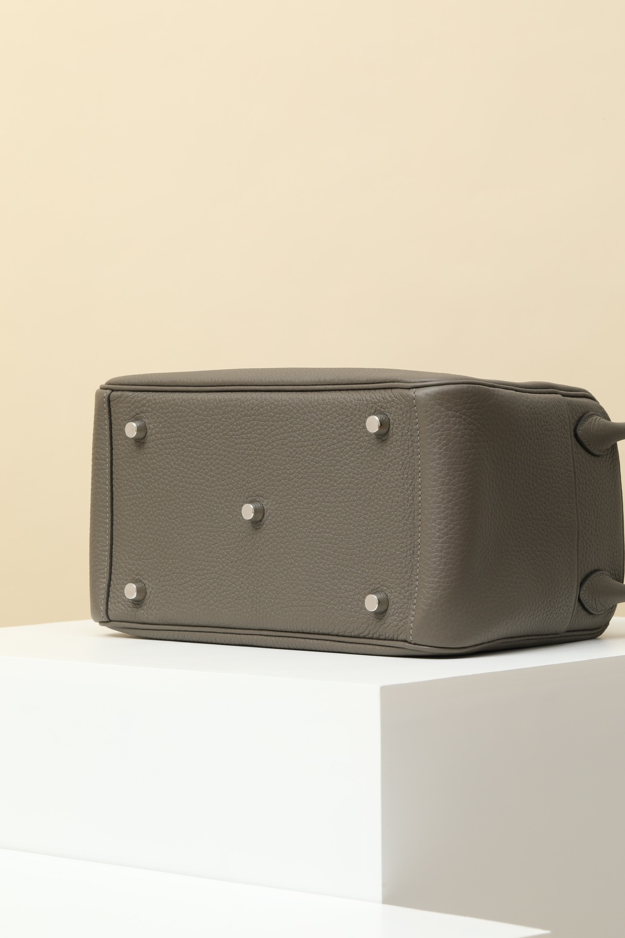 Picture [6]-Model:LD26 Code:LD26 Color:8F Pewter GraySize:L26xD18xW12Shoulder Approx:42CM Medium Height:32CM clemence calf leather handbag fixed shoulder strap Inside inside and outside two pockets on both sides can be carried on the shoulder or hand carryFrench MadeMetallic:Palladium Plated-High Faux Bags