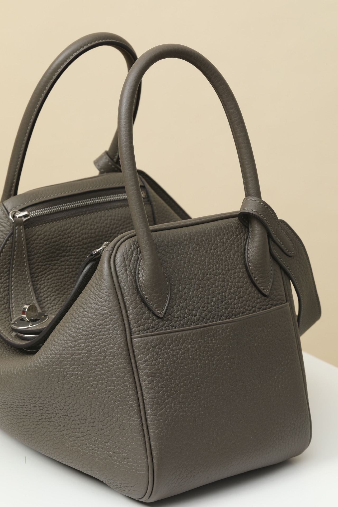 Picture [4]-Model:LD26 Code:LD26 Color:8F Pewter Gray Size:L26xD18xW12 Shoulder About:42CM Medium Height:32CM clemence Calfskin Handbag Fixed Shoulder Strap Inside Inside and Outside Two Pockets On Both Sides Can be Shoulder or Hand Carried Made in France Metallic:Palladium Plated-High Faux Bags