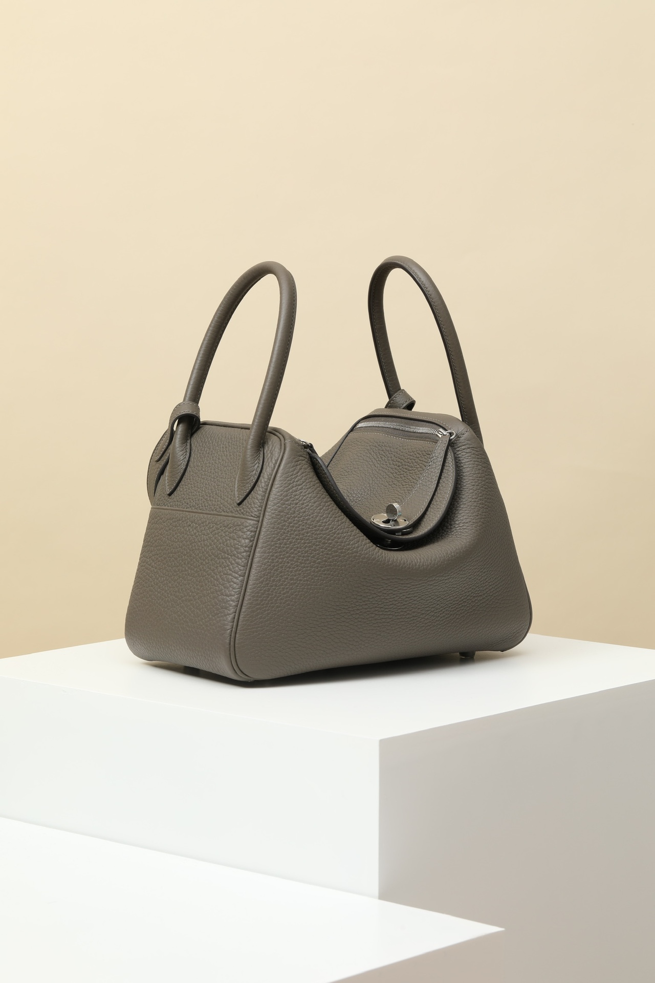 Picture [2]-Model:LD26 Code:LD26 Color:8F Pewter Gray Size:L26xD18xW12 Shoulder About:42CM Medium Height:32CM clemence Calfskin Handbag Fixed Shoulder Strap Inside Inside and Outside Two Pockets On Both Sides Can be Shoulder or Hand Carried Made in France Metallic:Palladium Plated-High Fake Bags