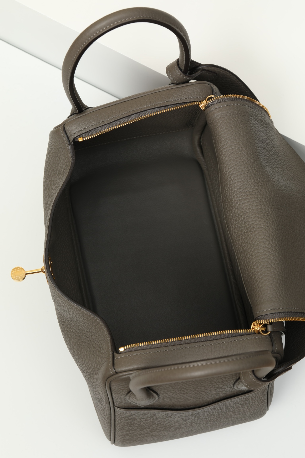 Picture [7]-Model:LD26 Code:LD26 Color:8F Pewter Gray clemence calf leather handbag fixed shoulder strap Inside inside and outside two pockets on both sides can be carried on the shoulder or hand Made in FranceMetallic:Gold-High-fashion bags