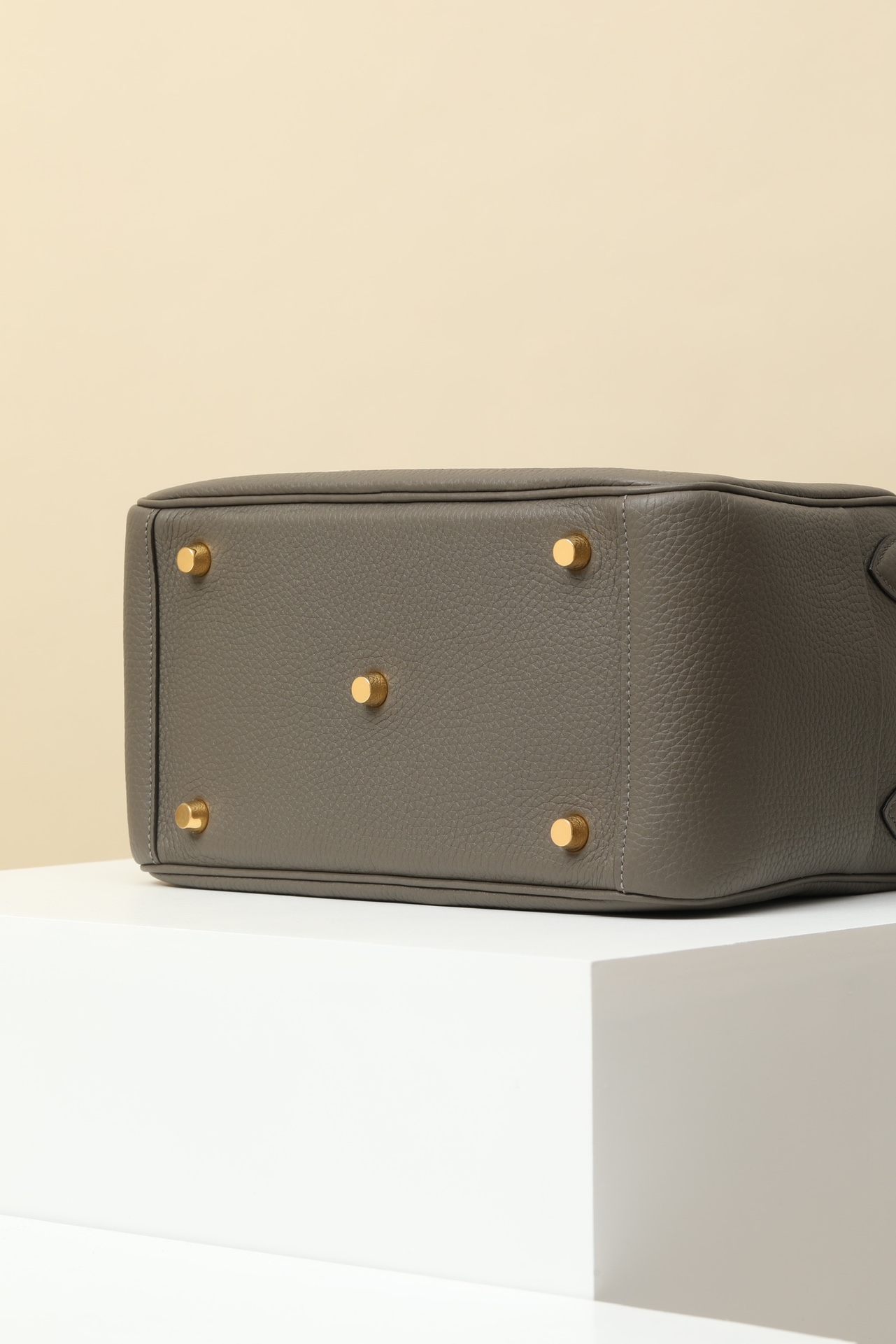 Picture [6]-Model:LD26 Code:LD26 Color:8F Pewter Gray clemence calf leather handbag fixed shoulder strap Inside inside and outside two pockets on both sides can be carried on the shoulder or hand Made in France Metallic texture:Gold-High Faux Bags