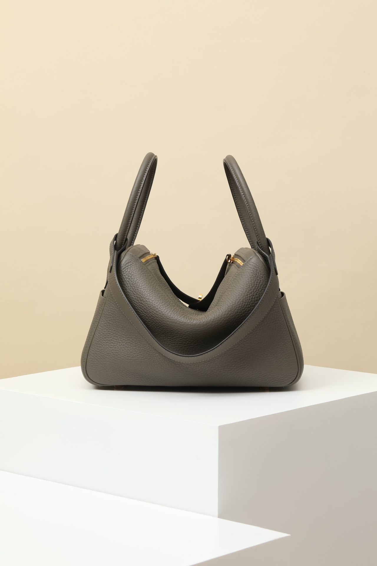 Picture [3]-Model:LD26 Code:LD26 Color:8F Pewter Gray clemence calf leather handbag fixed shoulder strap Inside inside and outside two pockets on both sides can be carried on the shoulder or hand Made in France Metallic texture:Gold-High Faux Bags