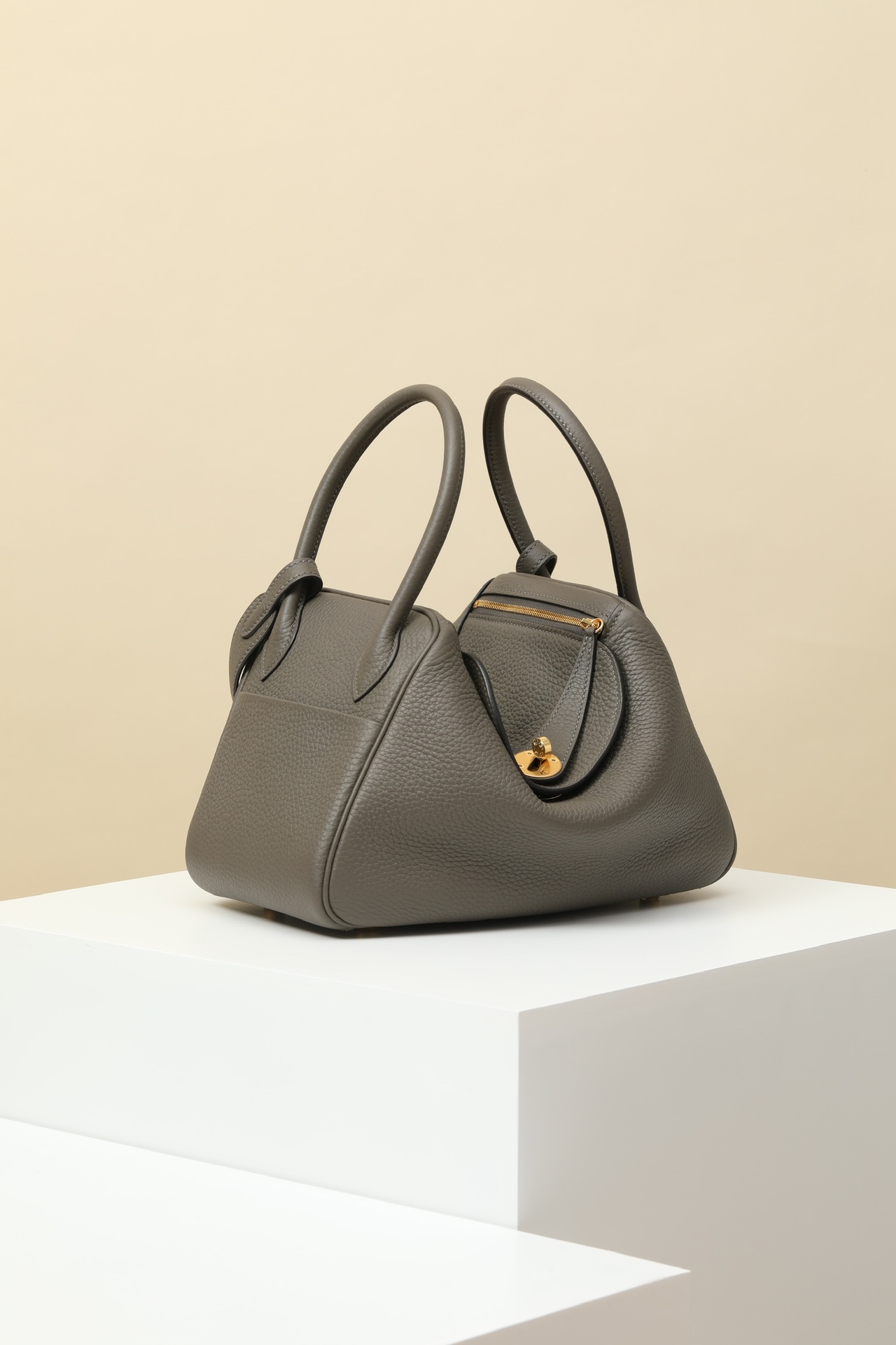 Picture [2]-Model:LD26 Code:LD26 Color:8F Pewter Gray clemence calf leather handbag fixed shoulder strap Inside inside and outside two pockets on both sides can be carried on the shoulder or hand carry Made in France Metallic texture:Gold-High Faux Bags