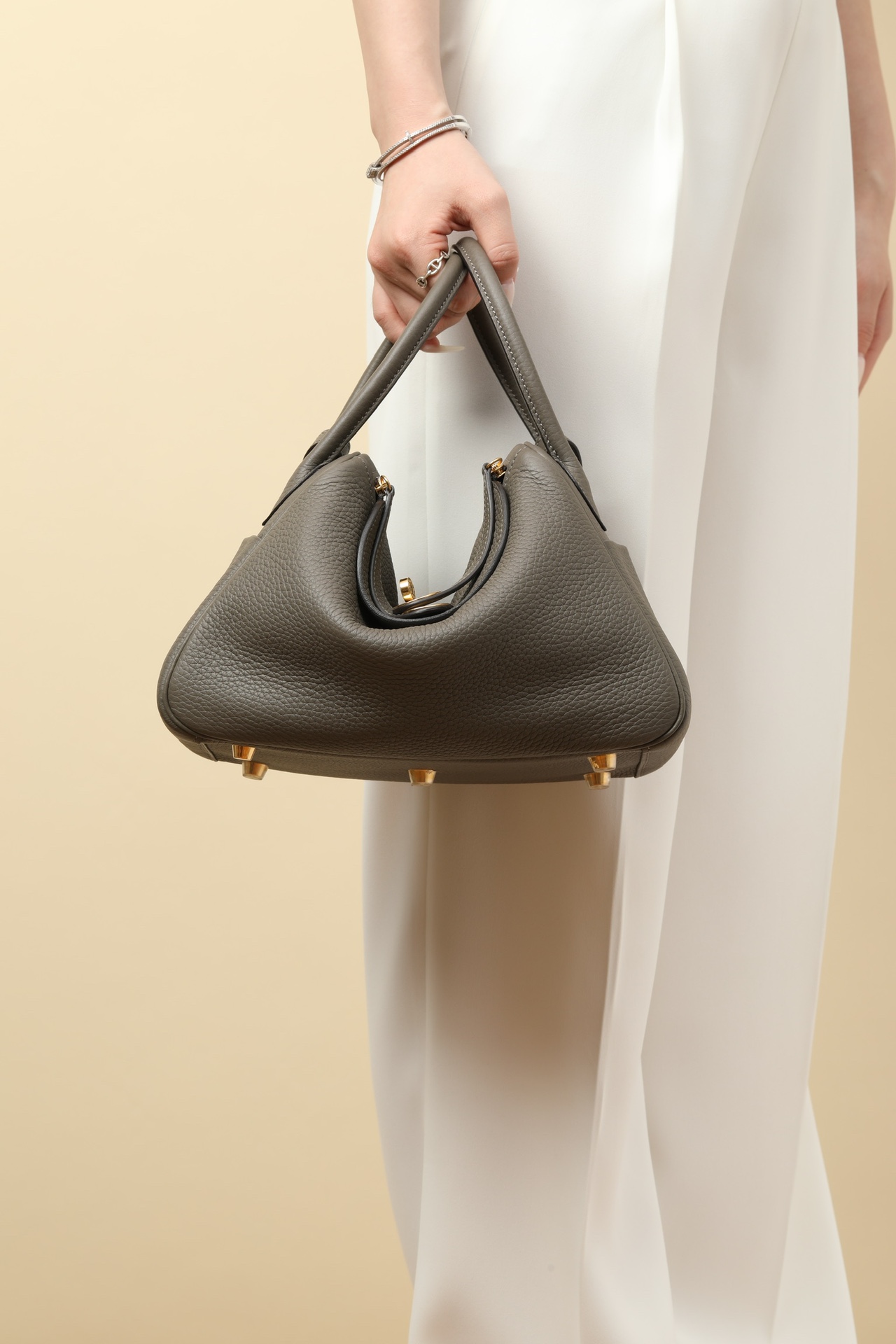 Picture [8]-Model:LD26 Code:LD26 Color:8F Pewter Gray clemence calf leather handbag fixed shoulder strap Inside inside and outside two pockets on both sides can be carried on the shoulder or hand carryMade in FranceMetallic texture:Gold-High Faux Bags