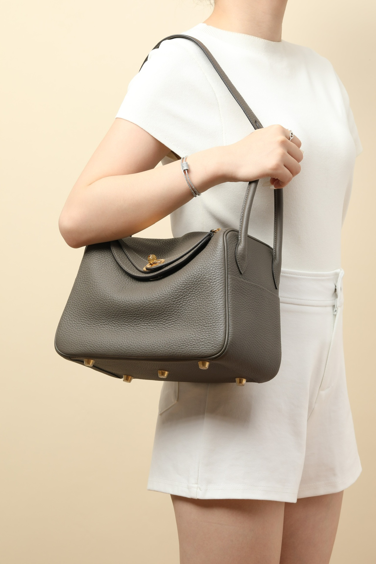 Picture [9]-Model:LD26 Code:LD26 Color:8F Pewter Gray clemence calf leather handbag fixed shoulder strap Inside inside and outside two pockets on both sides can be carried on the shoulder or hand carryMade in FranceMetallic texture:Gold-High Faux Bags