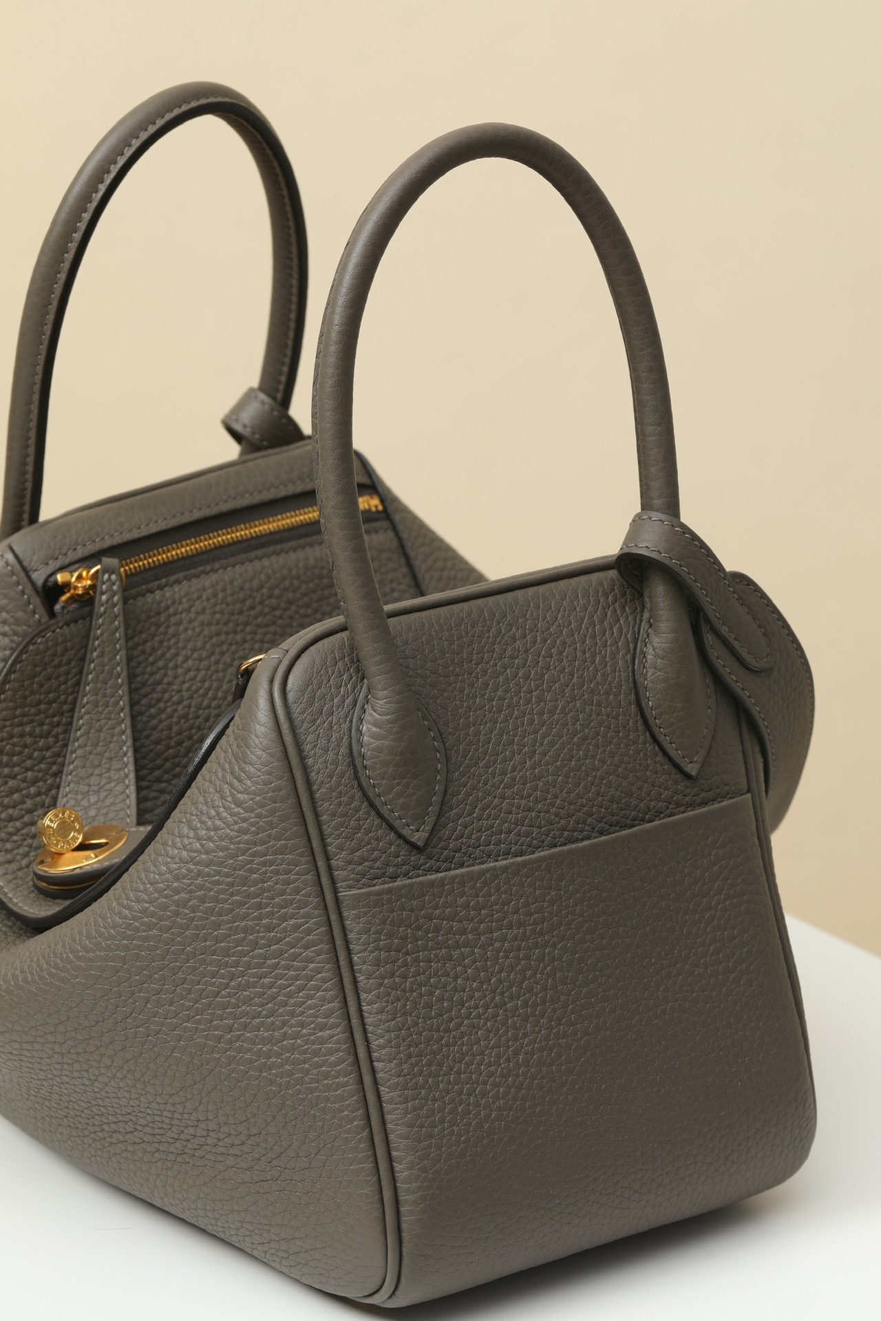 Picture [4]-Model:LD26 Code:LD26 Color:8F Pewter Gray clemence calf leather handbag fixed shoulder strap Inside inside and outside two pockets on both sides can be carried on the shoulder or hand Made in FranceMetallic texture:Gold -High-fashion bags