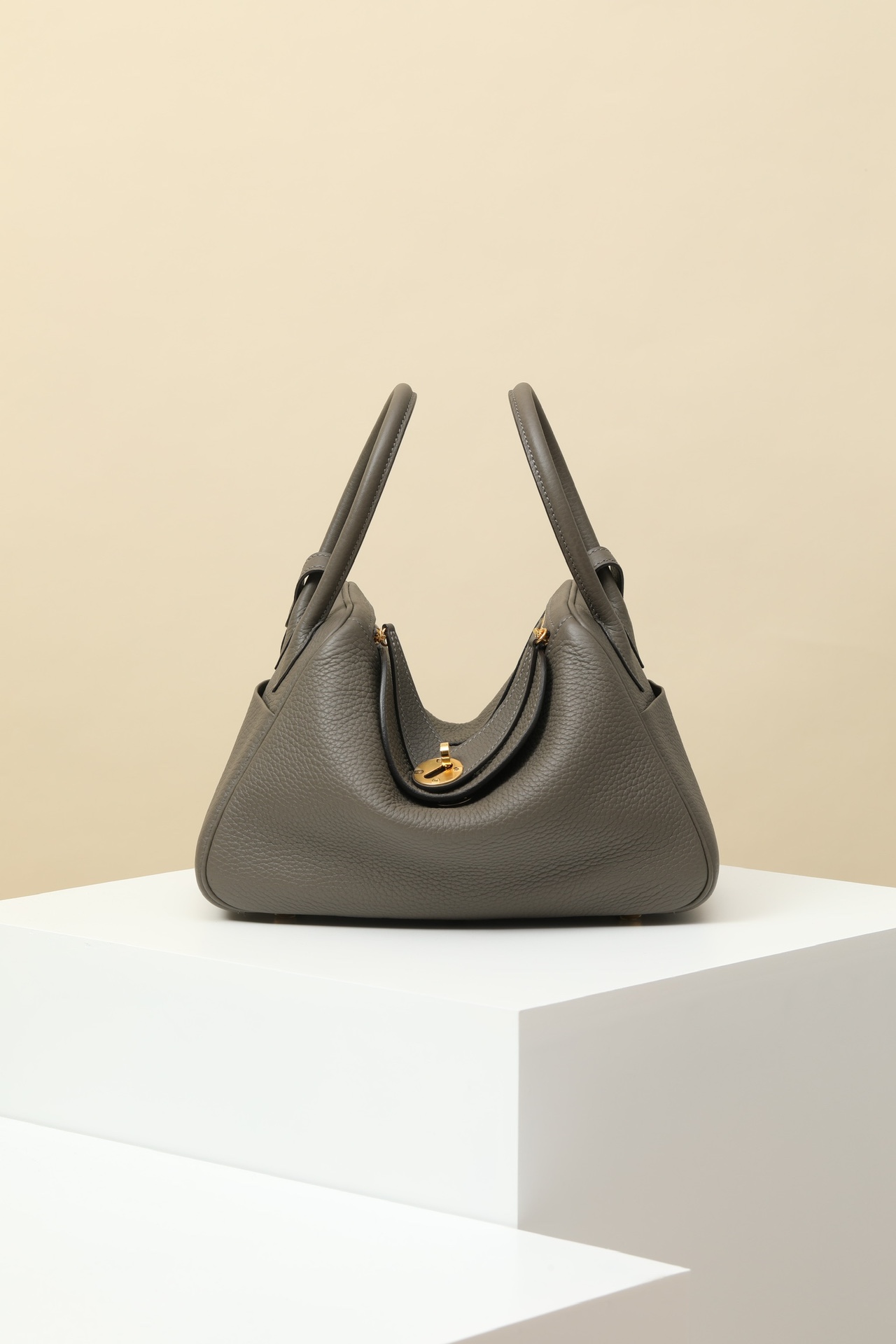 Model:LD26 Code:LD26 Color:8F pewter grey clemence calf leather handbag fixed shoulder strap inside inside and outside two pockets on both sides can be carried on the shoulder or hand carry Made in France Metallic:Gold -High Faux Bags