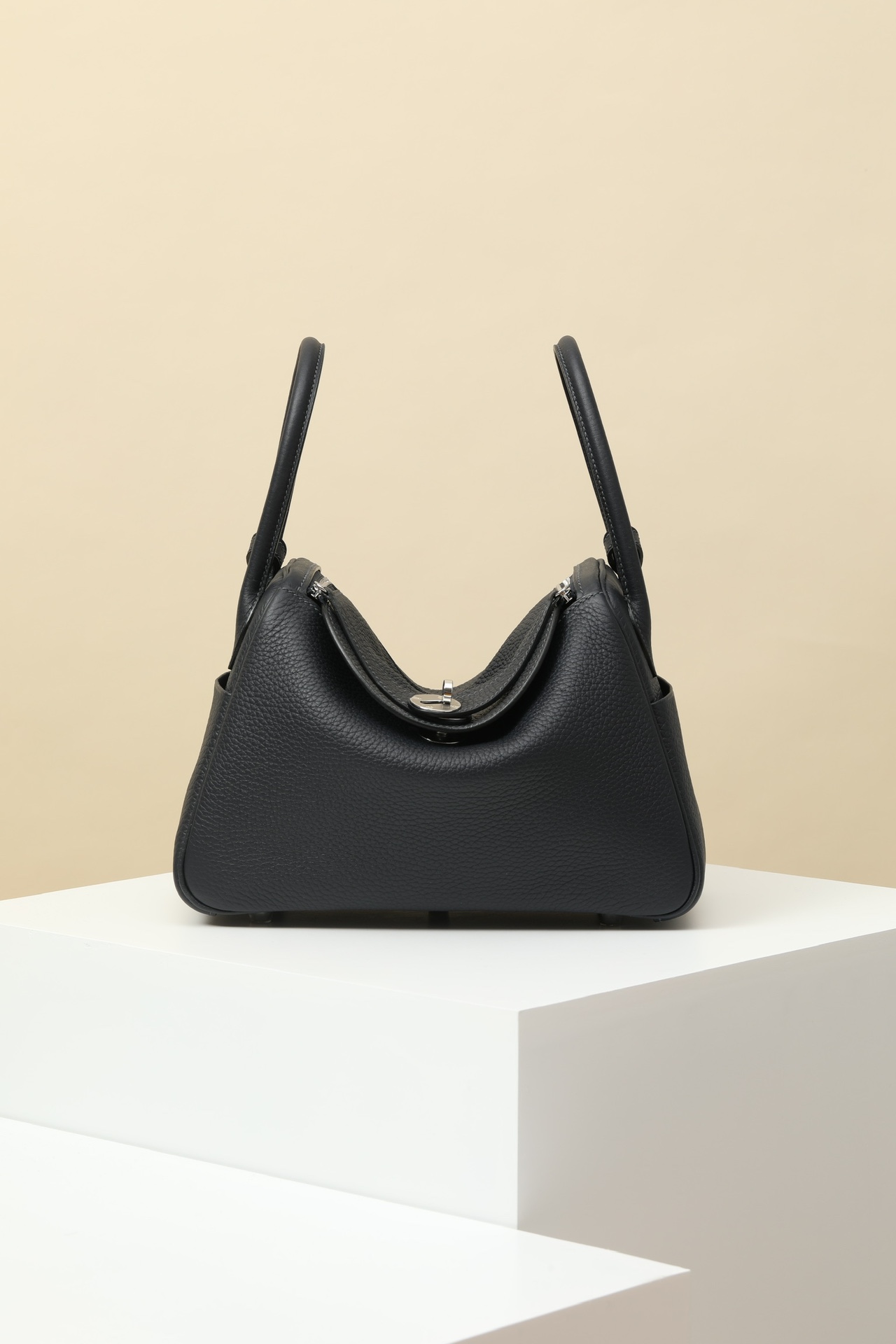 Model:LD26 Code:LD26 Color:2Z midnight blue clemence calf leather handbag fixed shoulder strap inside inside and outside two pockets on both sides can be carried on the shoulder or hand Made in France Metallic:Palladium-plated-High Faux Bags