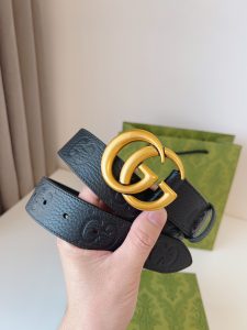 Gucci 2024早秋系列添姿加彩这款亮眼吸睛的腰带以GG橡胶效果皮革匠心打造配以钯金色调腰带扣为日常造型注入别样魅力款式时尚休闲百搭皮带宽度：35mm-高仿包包