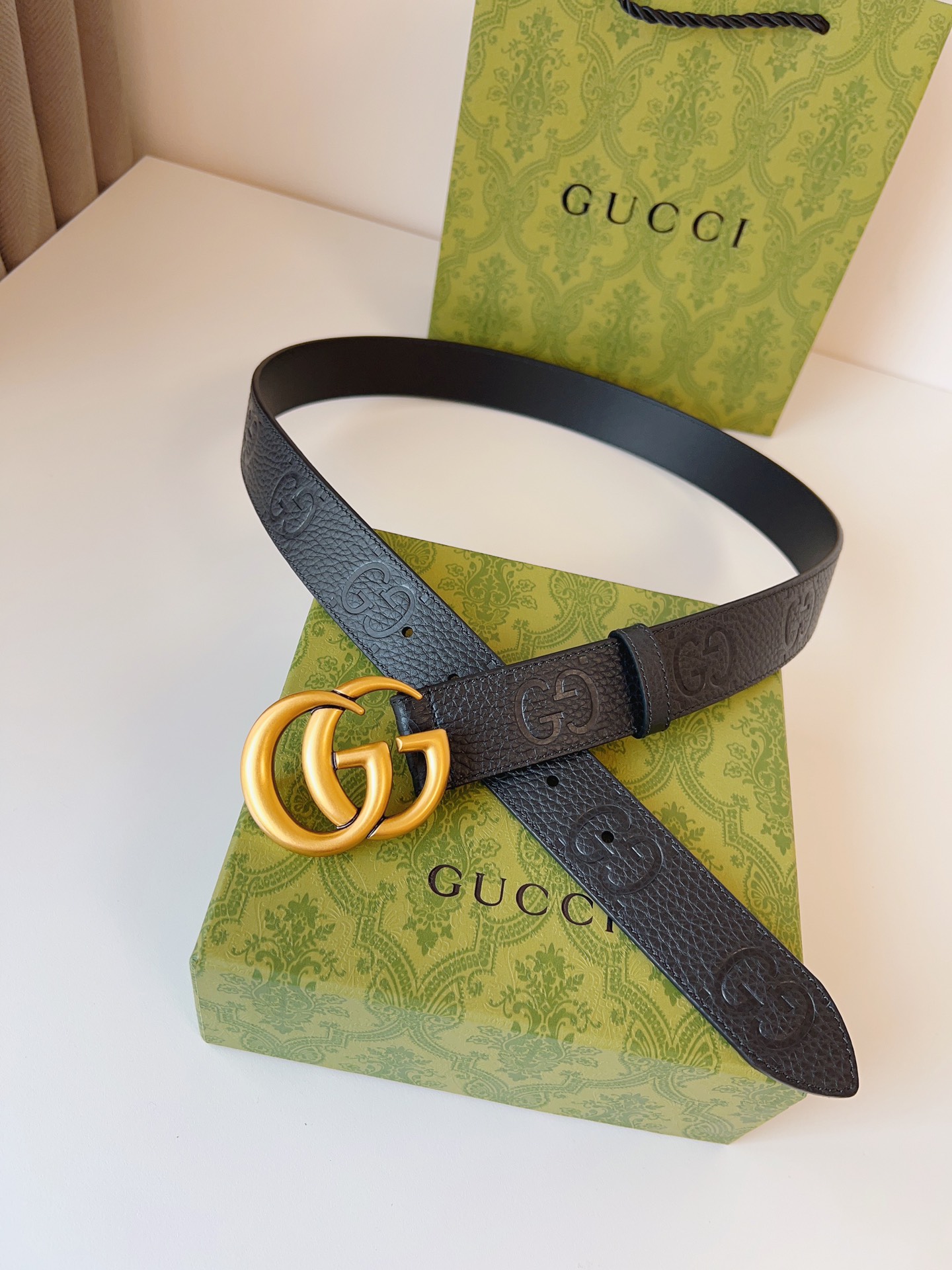Image[6]-Gucci 2024 Early Autumn Collection Add ColorThis bright and eye-catching belt is crafted from GG rubber-effect leather with a palladium-toned buckle to inject a different charm into everyday looksFashionable Casual VersatileBelt Width: 35mm-High Faux Bags