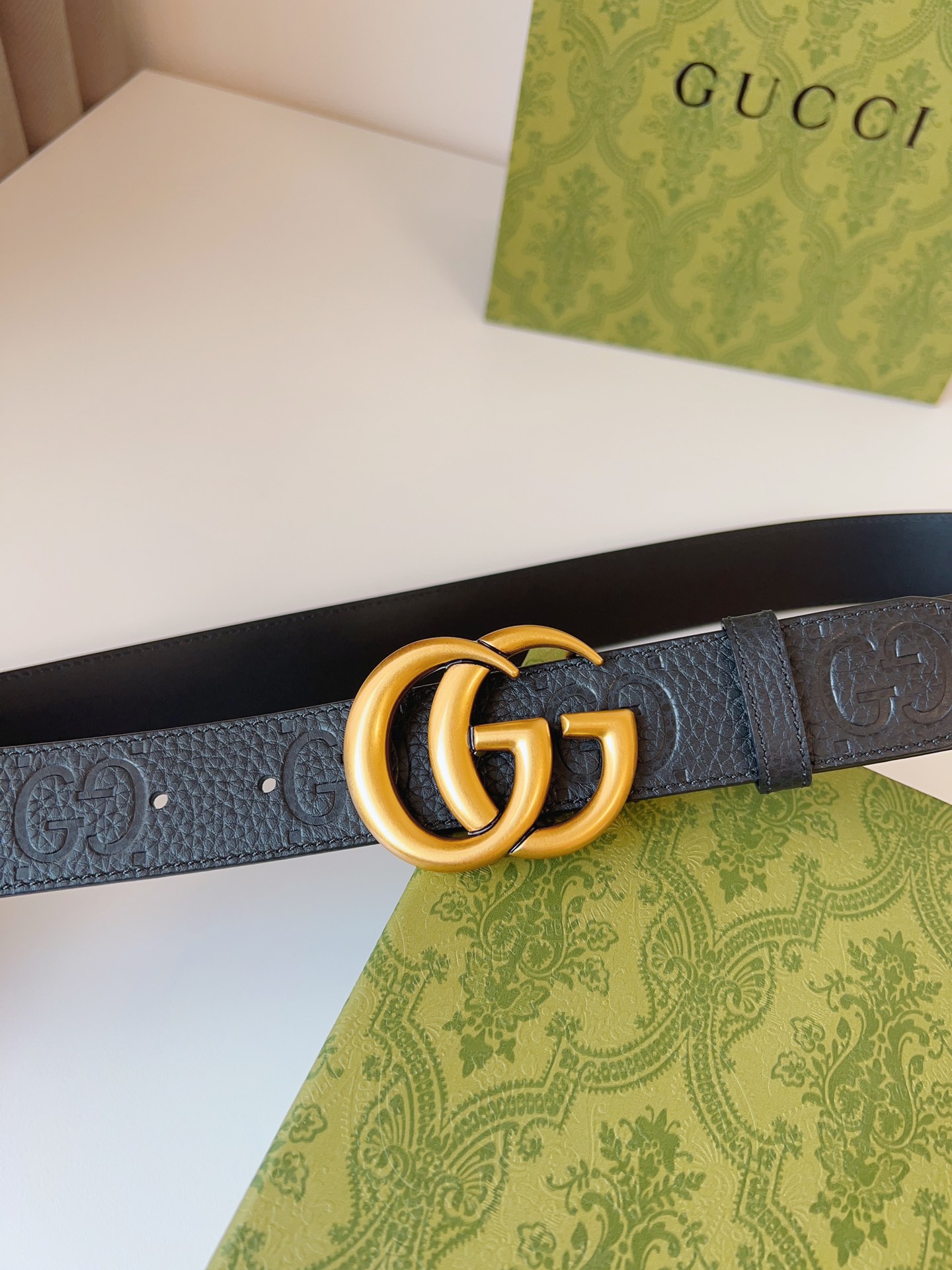 Image [4]-Gucci 2024 Early Autumn Collection Add ColorThis bright and eye-catching belt is crafted from GG rubber-effect leather with a palladium-toned buckle to inject a different charm into everyday looksFashionable Casual VersatileBelt Width: 35mm-High Faux Bags