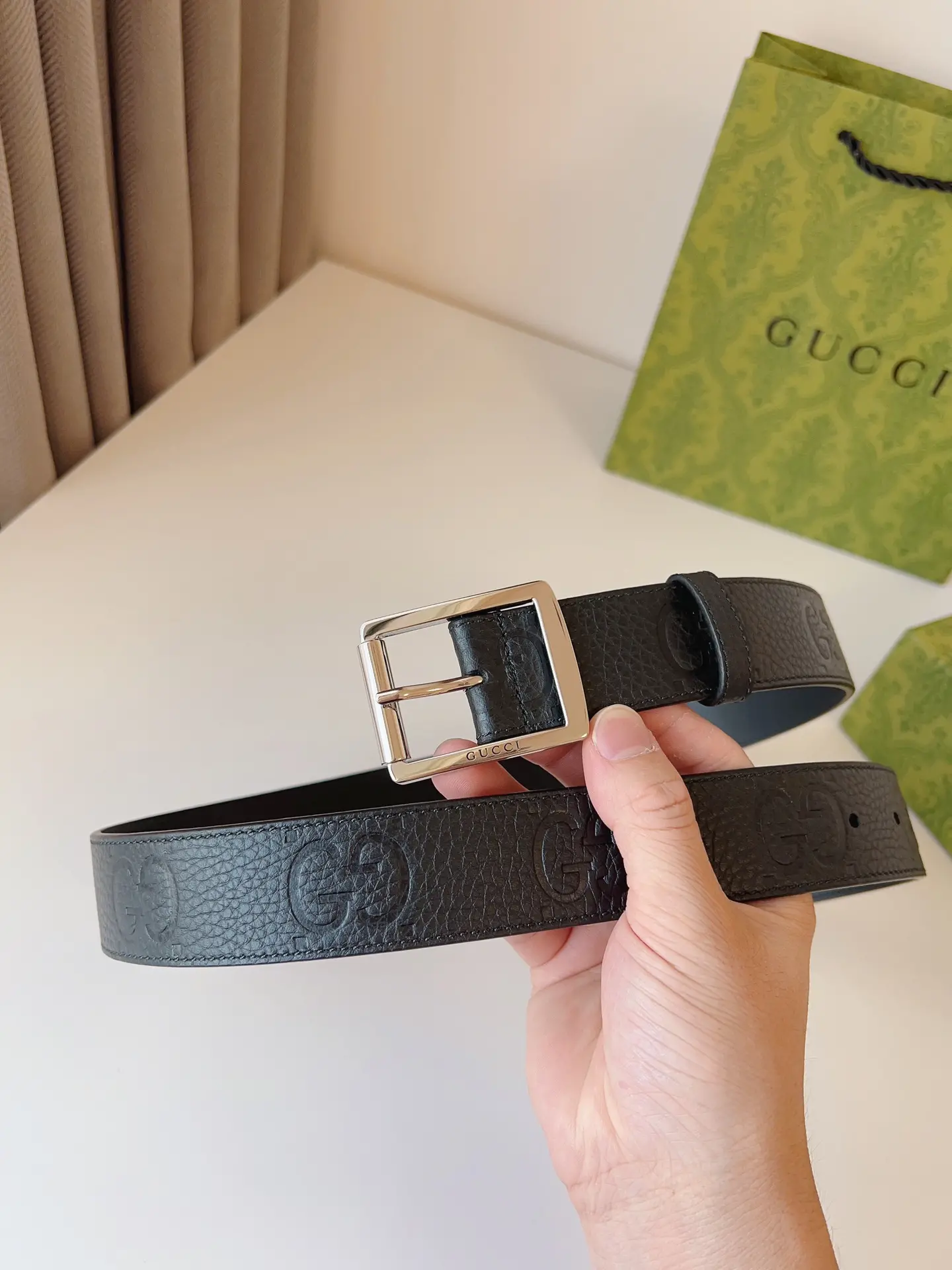 Picture [2]-Gucci 2024 Early Autumn Collection Add ColorThis bright and eye-catching belt is crafted from GG rubber-effect leather with a palladium-toned buckle to inject a different charm into everyday looksFashionable Casual VersatileBelt Width: 35mm-High Faux Bags