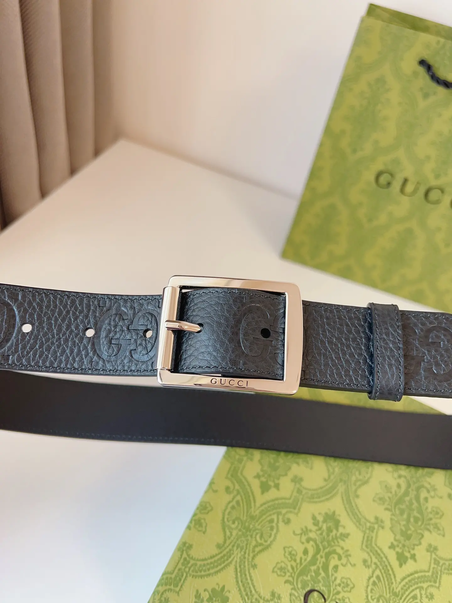 Image [4]-Gucci 2024 Early Autumn Collection Add ColorThis bright and eye-catching belt is crafted from GG rubber-effect leather with a palladium-toned buckle to inject a different charm into everyday looksFashionable Casual VersatileBelt Width: 35mm-High Faux Bags