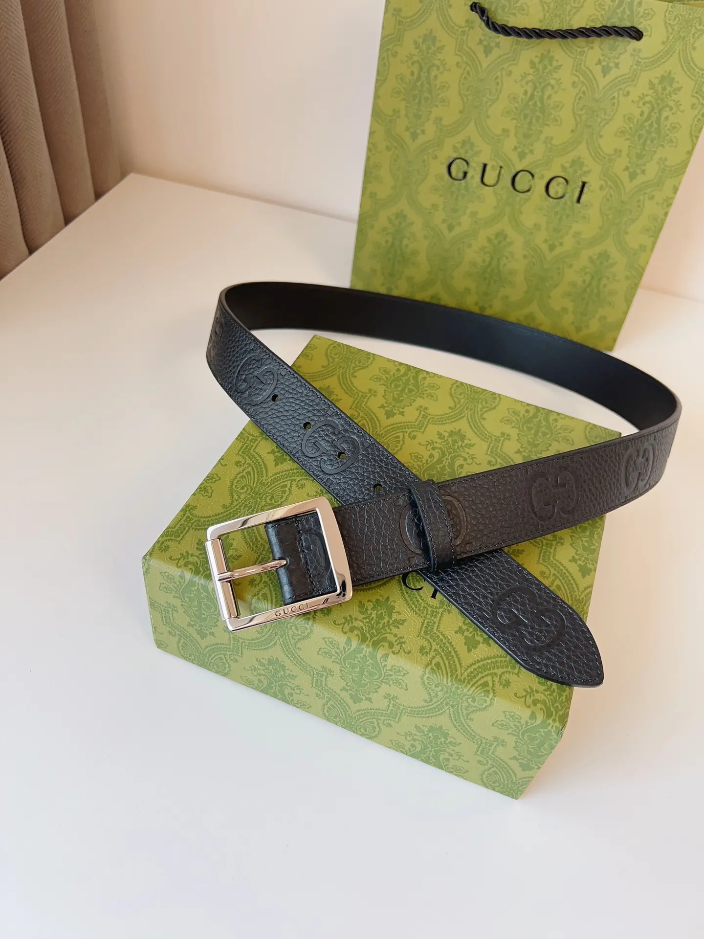 Image[6]-Gucci 2024 Early Autumn Collection Add ColorThis bright and eye-catching belt is crafted from GG rubber-effect leather with a palladium-toned buckle to inject a different charm into everyday looksFashionable Casual VersatileBelt Width: 35mm-High Faux Bags
