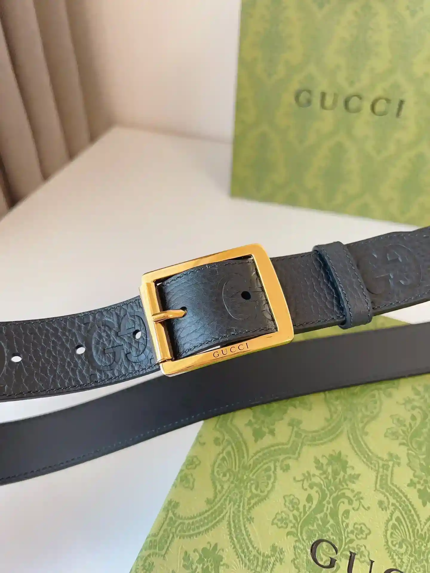 Image [4]-Gucci 2024 Early Autumn Collection Add ColorThis bright and eye-catching belt is crafted from GG rubber-effect leather with a palladium-toned buckle to inject a different charm into everyday looksFashionable Casual VersatileBelt Width: 35mm-High Faux Bags