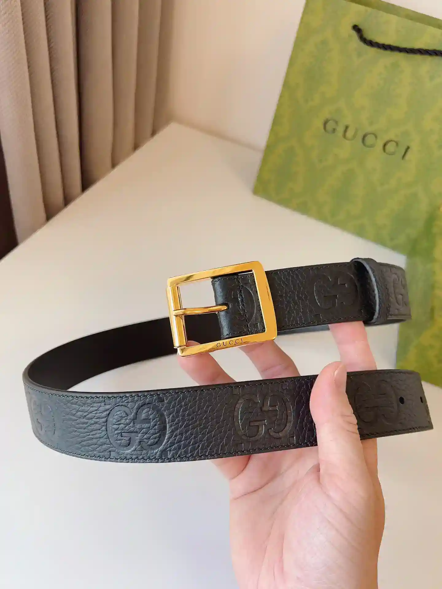 Picture [2]-Gucci 2024 Early Autumn Collection Add ColorThis bright and eye-catching belt is crafted from GG rubber-effect leather with a palladium-toned buckle to inject a different charm into everyday looksFashionable Casual VersatileBelt Width: 35mm-High Faux Bags
