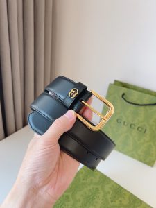 Gucci 2024早秋系列甄选腰带缀饰品牌经典元素这款黑色皮革腰带搭配精巧互扣式双G细节呈现时尚设计金银两色调方形搭扣令这款配饰更加亮眼款式易搭配服饰皮带宽度：35mm-高仿包包