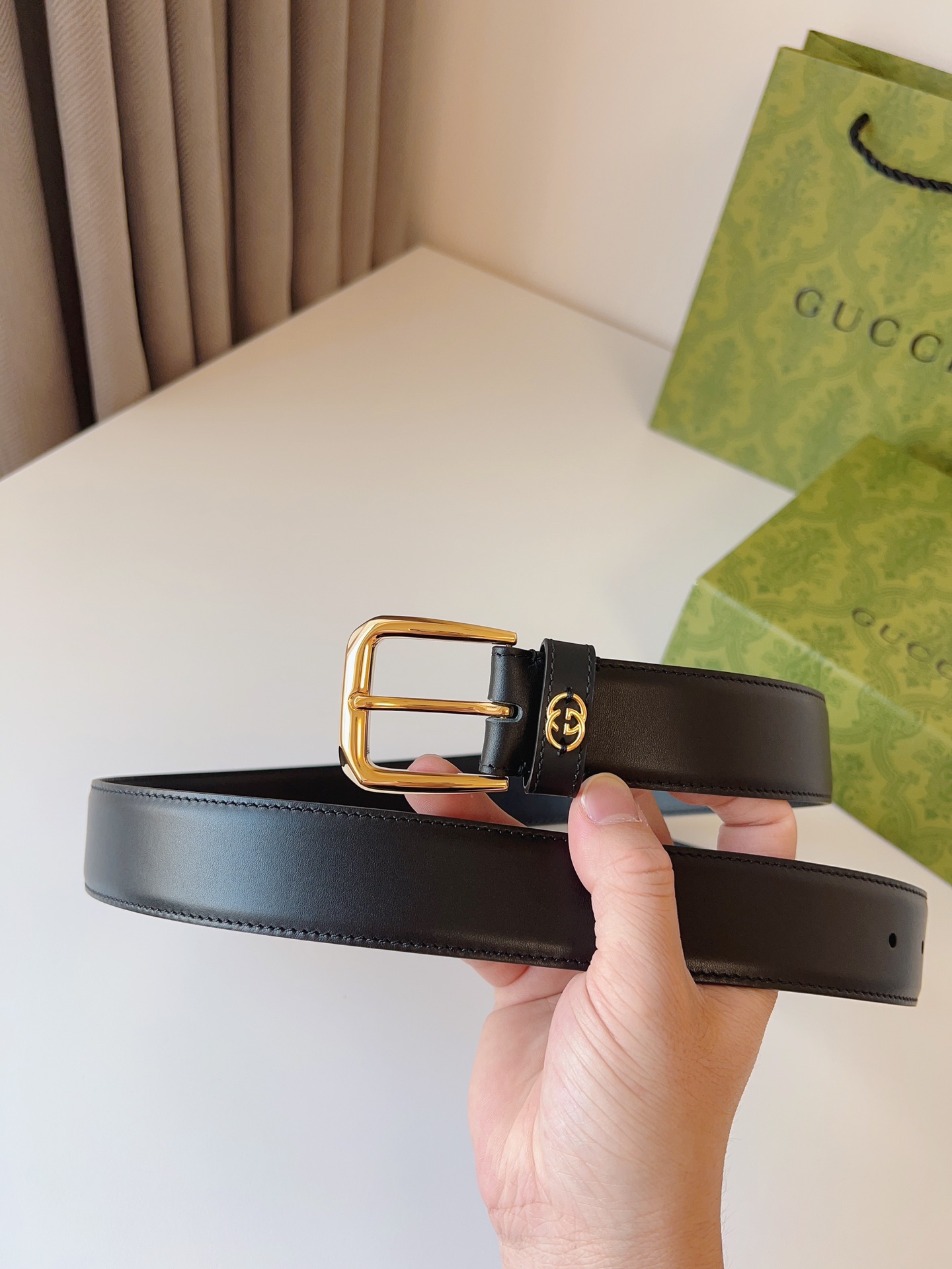 图片[2]-Gucci 2024早秋系列甄选腰带缀饰品牌经典元素这款黑色皮革腰带搭配精巧互扣式双G细节呈现时尚设计金银两色调方形搭扣令这款配饰更加亮眼款式易搭配服饰皮带宽度：35mm-高仿包包