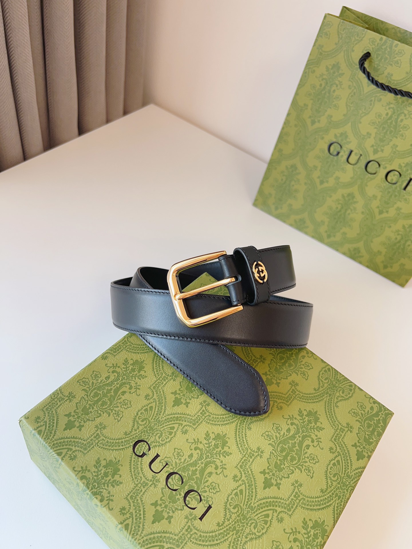 图片[5]-Gucci 2024早秋系列甄选腰带缀饰品牌经典元素这款黑色皮革腰带搭配精巧互扣式双G细节呈现时尚设计金银两色调方形搭扣令这款配饰更加亮眼款式易搭配服饰皮带宽度：35mm-高仿包包
