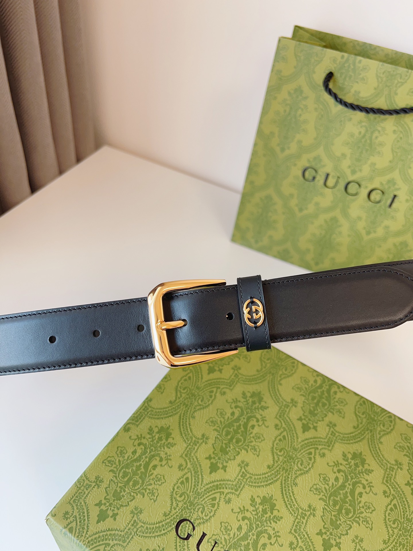 图片[4]-Gucci 2024早秋系列甄选腰带缀饰品牌经典元素这款黑色皮革腰带搭配精巧互扣式双G细节呈现时尚设计金银两色调方形搭扣令这款配饰更加亮眼款式易搭配服饰皮带宽度：35mm-高仿包包