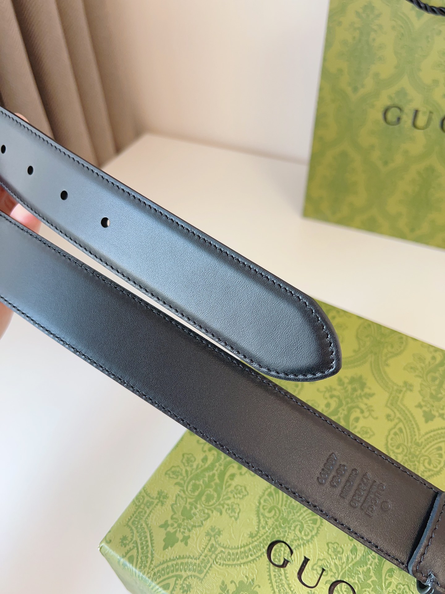 图片[8]-Gucci 2024早秋系列甄选腰带缀饰品牌经典元素这款黑色皮革腰带搭配精巧互扣式双G细节呈现时尚设计金银两色调方形搭扣令这款配饰更加亮眼款式易搭配服饰皮带宽度：35mm-高仿包包