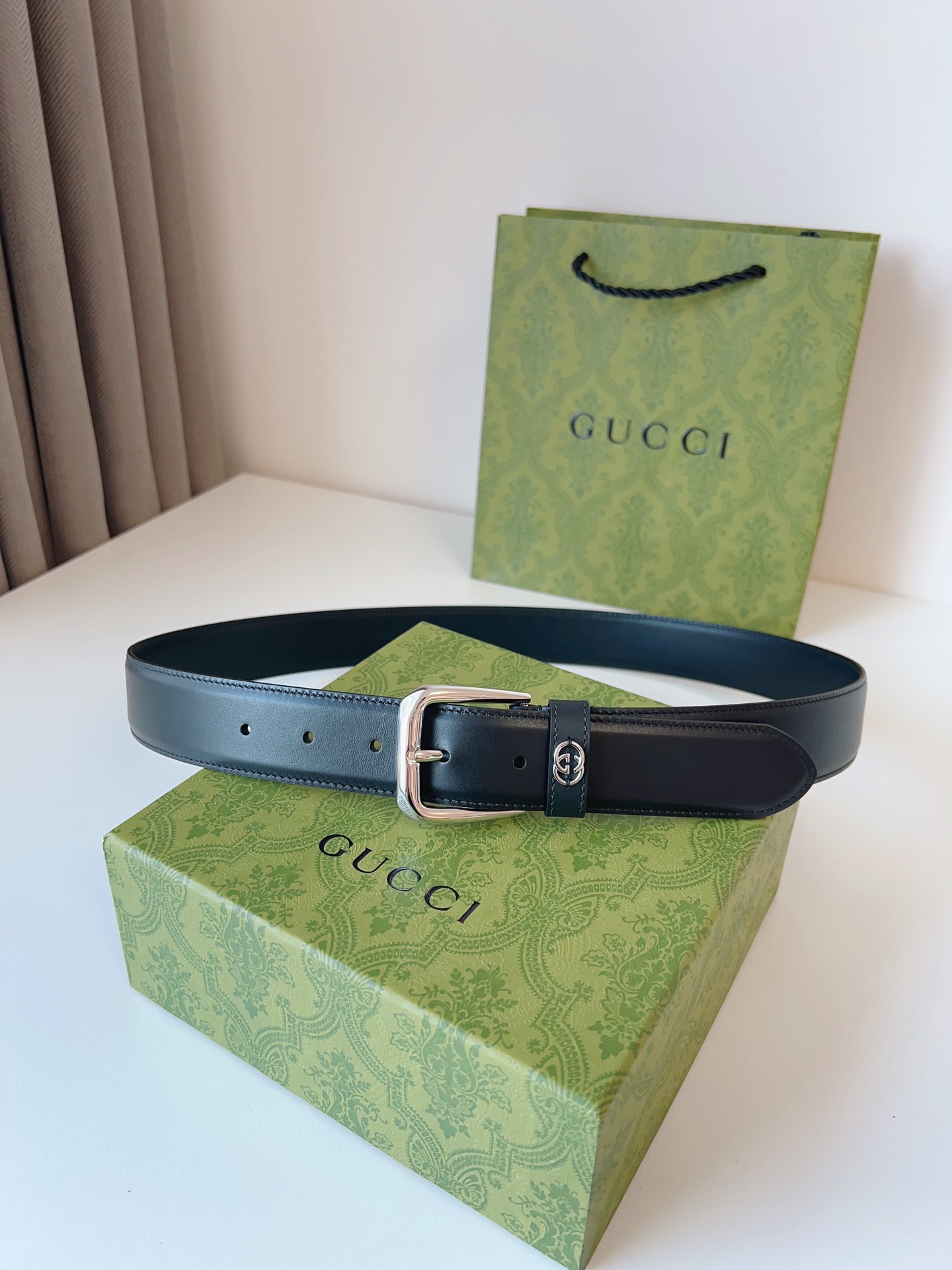 图片[3]-GUCCI 2024早秋系列甄选腰带缀饰品牌经典元素这款黑色皮革腰带搭配精巧互扣式双G细节呈现时尚设计金银两色调方形搭扣令这款配饰更加亮眼款式易搭配服饰皮带宽度：35mm-高仿包包