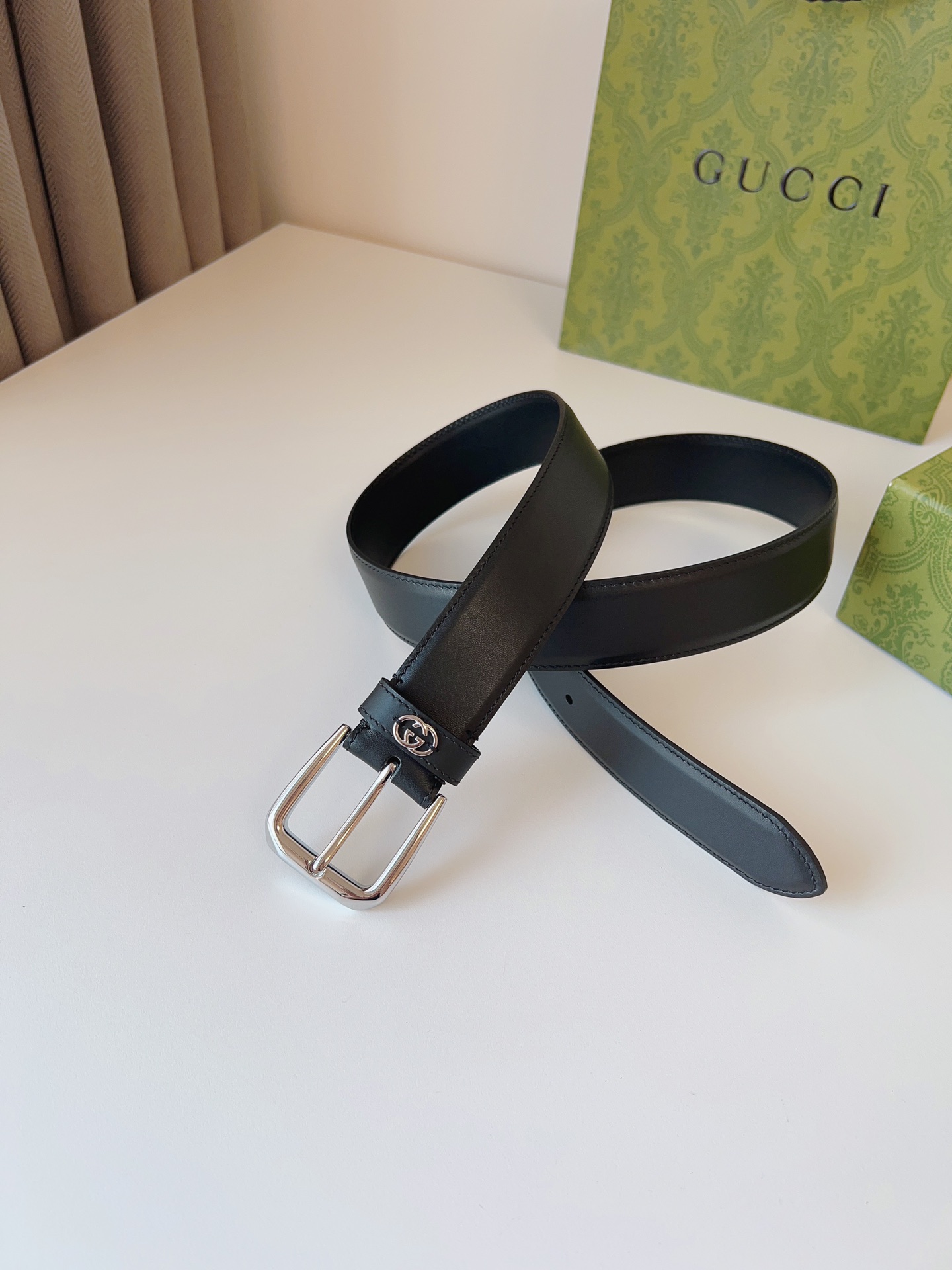 图片[6]-GUCCI 2024早秋系列甄选腰带缀饰品牌经典元素这款黑色皮革腰带搭配精巧互扣式双G细节呈现时尚设计金银两色调方形搭扣令这款配饰更加亮眼款式易搭配服饰皮带宽度：35mm-高仿包包