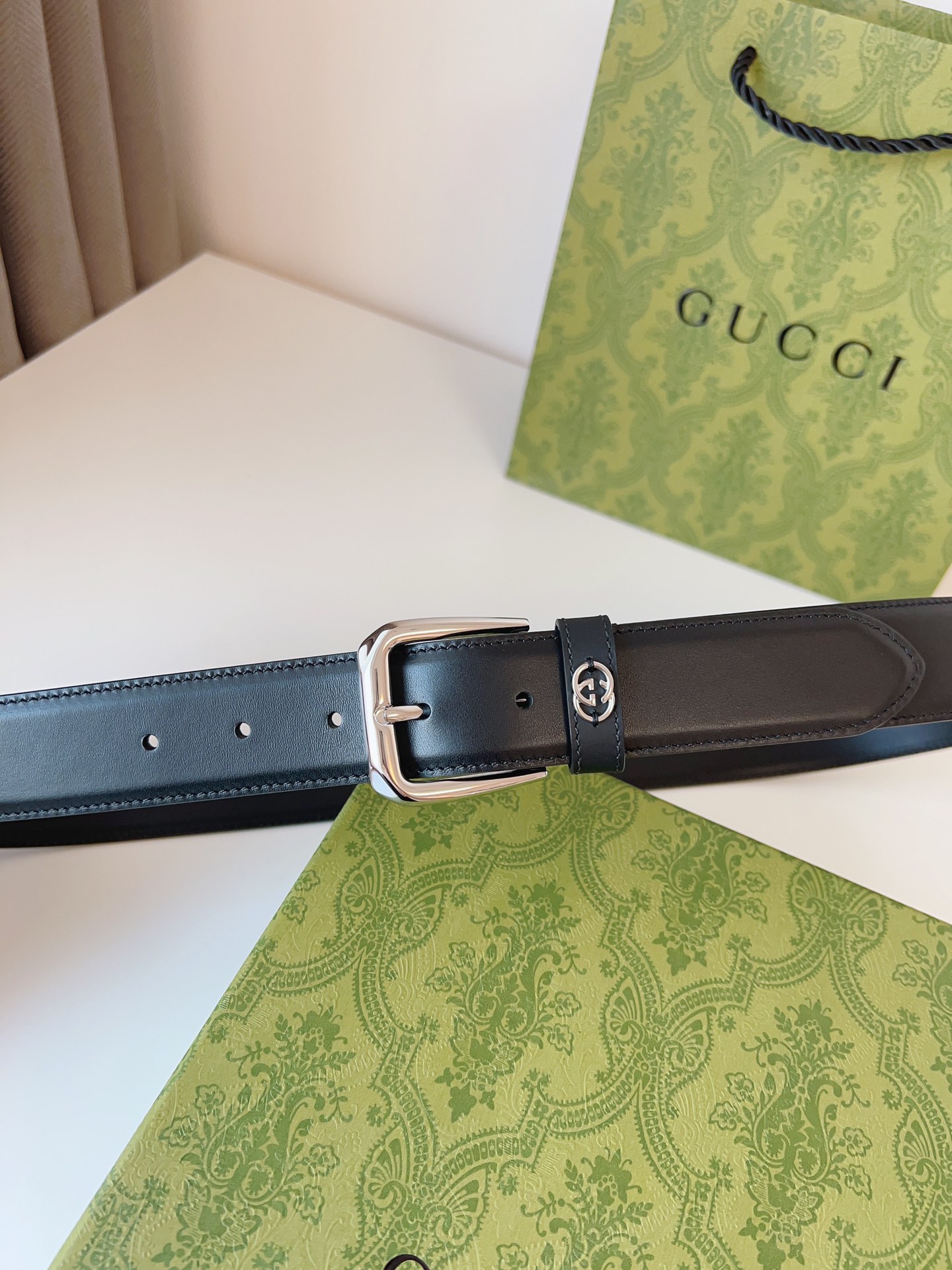 图片[4]-GUCCI 2024早秋系列甄选腰带缀饰品牌经典元素这款黑色皮革腰带搭配精巧互扣式双G细节呈现时尚设计金银两色调方形搭扣令这款配饰更加亮眼款式易搭配服饰皮带宽度：35mm-高仿包包