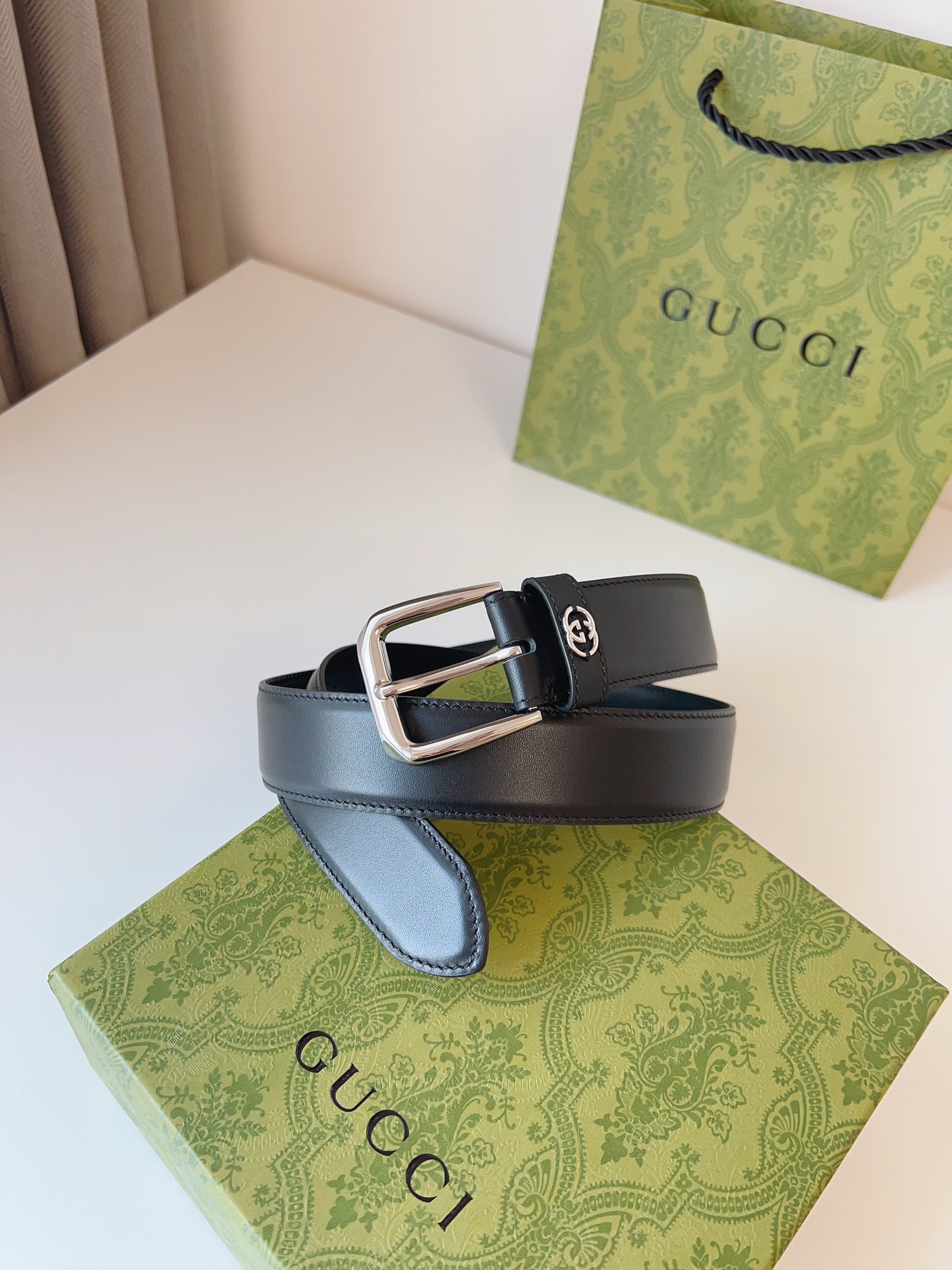 图片[5]-GUCCI 2024早秋系列甄选腰带缀饰品牌经典元素这款黑色皮革腰带搭配精巧互扣式双G细节呈现时尚设计金银两色调方形搭扣令这款配饰更加亮眼款式易搭配服饰皮带宽度：35mm-高仿包包