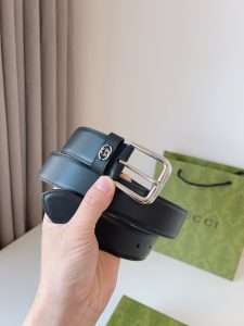GUCCI 2024早秋系列甄选腰带缀饰品牌经典元素这款黑色皮革腰带搭配精巧互扣式双G细节呈现时尚设计金银两色调方形搭扣令这款配饰更加亮眼款式易搭配服饰皮带宽度：35mm-高仿包包