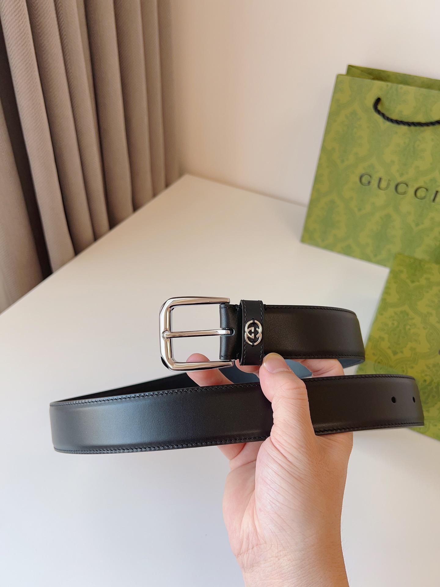 图片[2]-GUCCI 2024早秋系列甄选腰带缀饰品牌经典元素这款黑色皮革腰带搭配精巧互扣式双G细节呈现时尚设计金银两色调方形搭扣令这款配饰更加亮眼款式易搭配服饰皮带宽度：35mm-高仿包包