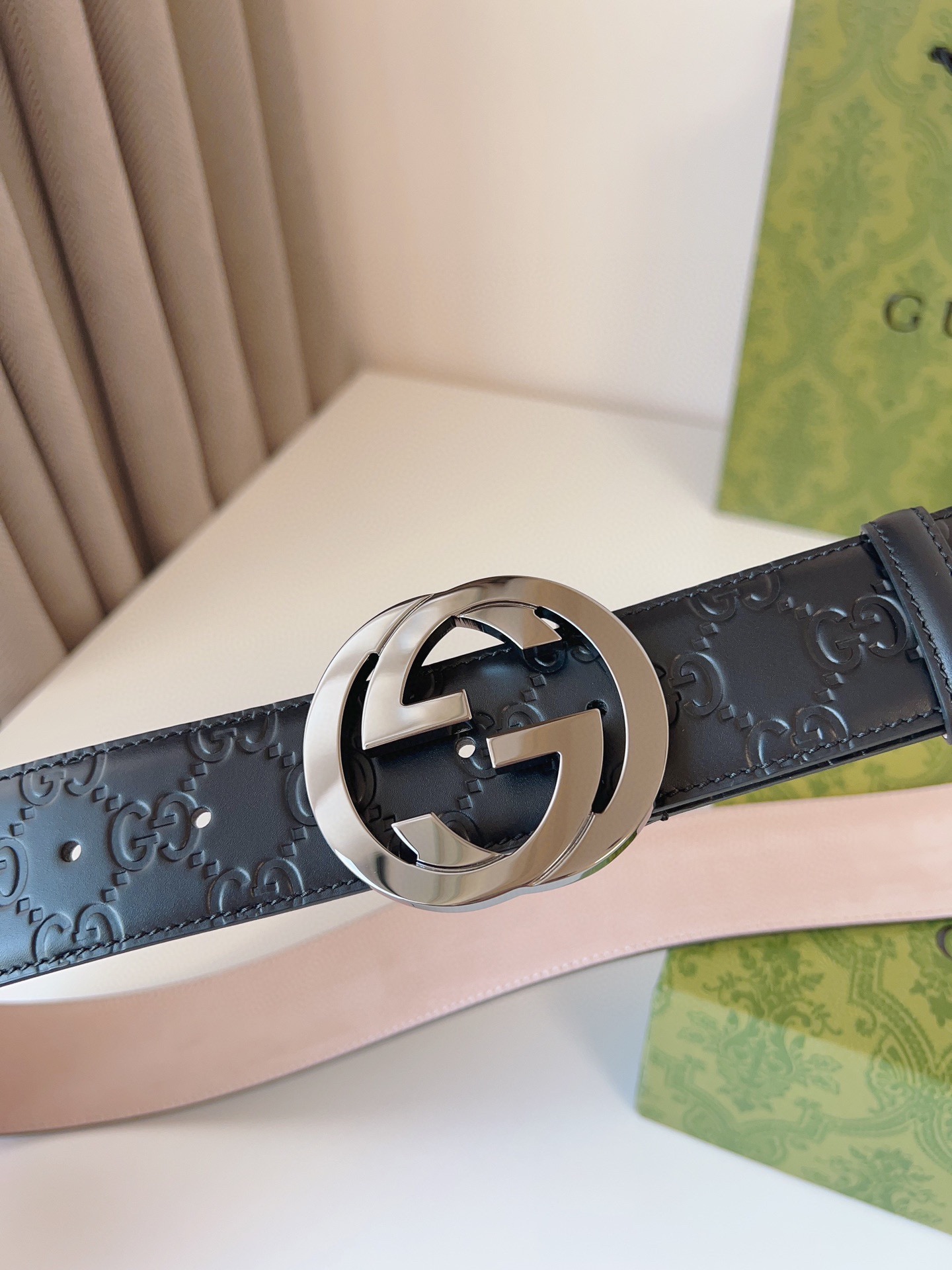 图片[3]-GUCCI  互扣式双G带扣腰带采用热压印技术的Gucci Signature皮革精制而成触感厚实印花图案清晰分明时尚经典百搭款；皮带宽度：4.0cm-高仿包包