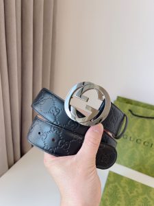 GUCCI  互扣式双G带扣腰带采用热压印技术的Gucci Signature皮革精制而成触感厚实印花图案清晰分明时尚经典百搭款；皮带宽度：4.0cm-高仿包包