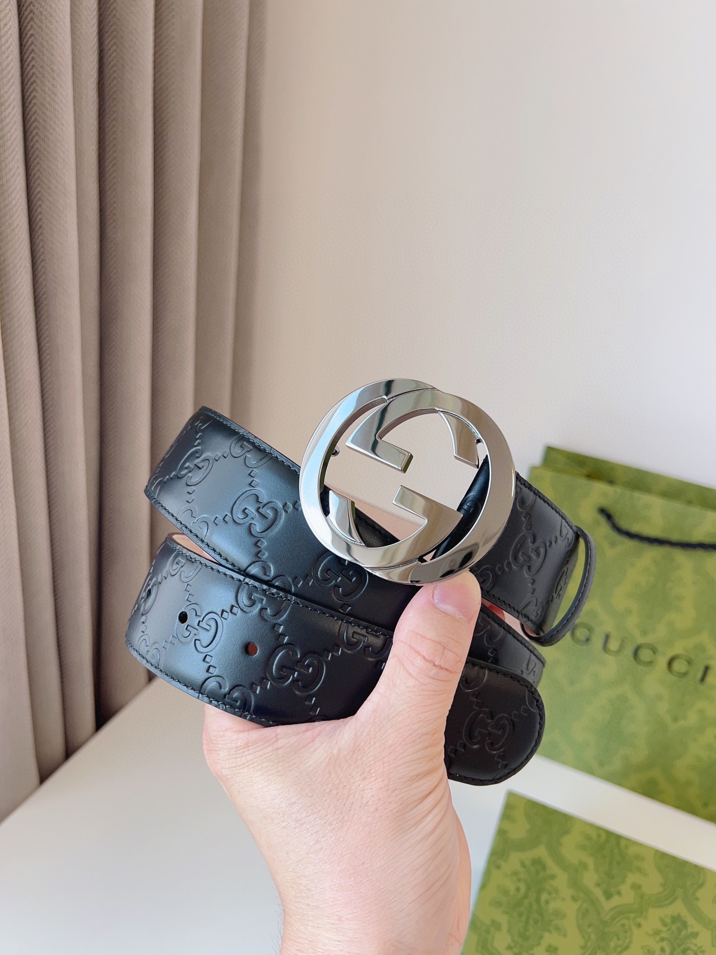GUCCI  互扣式双G带扣腰带采用热压印技术的Gucci Signature皮革精制而成触感厚实印花图案清晰分明时尚经典百搭款；皮带宽度：4.0cm-高仿包包