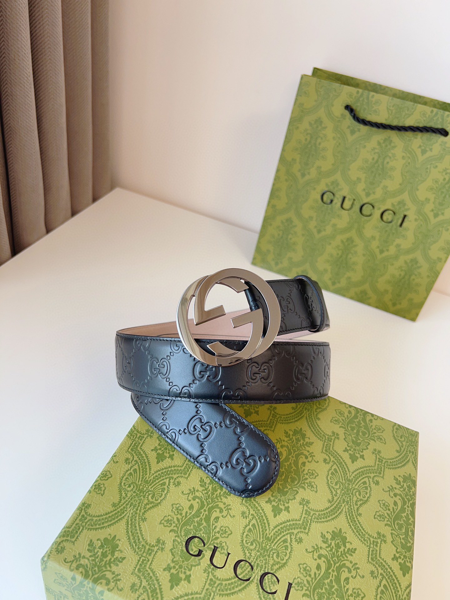 图片[2]-GUCCI  互扣式双G带扣腰带采用热压印技术的Gucci Signature皮革精制而成触感厚实印花图案清晰分明时尚经典百搭款；皮带宽度：4.0cm-高仿包包