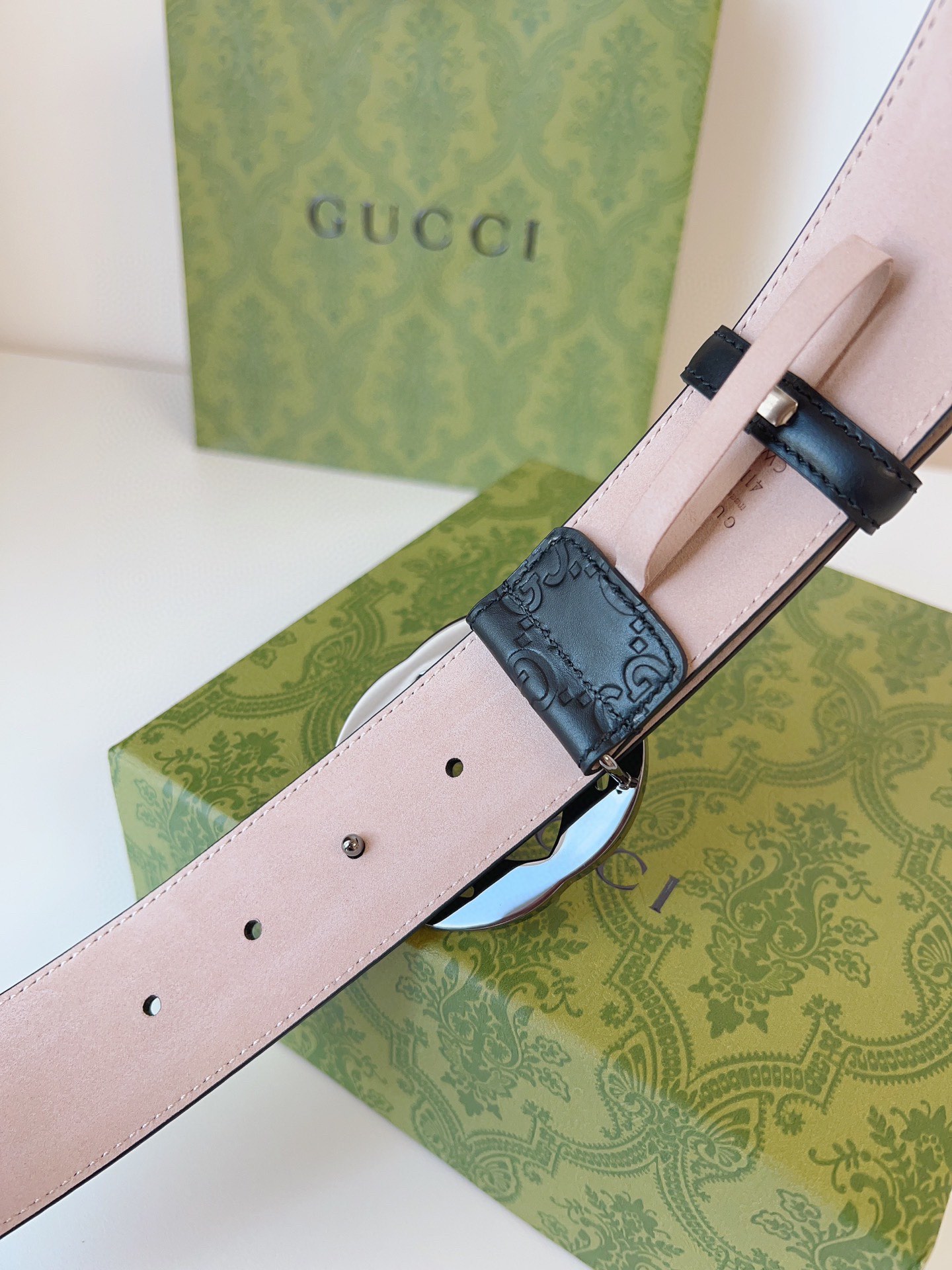图片[7]-GUCCI  互扣式双G带扣腰带采用热压印技术的Gucci Signature皮革精制而成触感厚实印花图案清晰分明时尚经典百搭款；皮带宽度：4.0cm-高仿包包