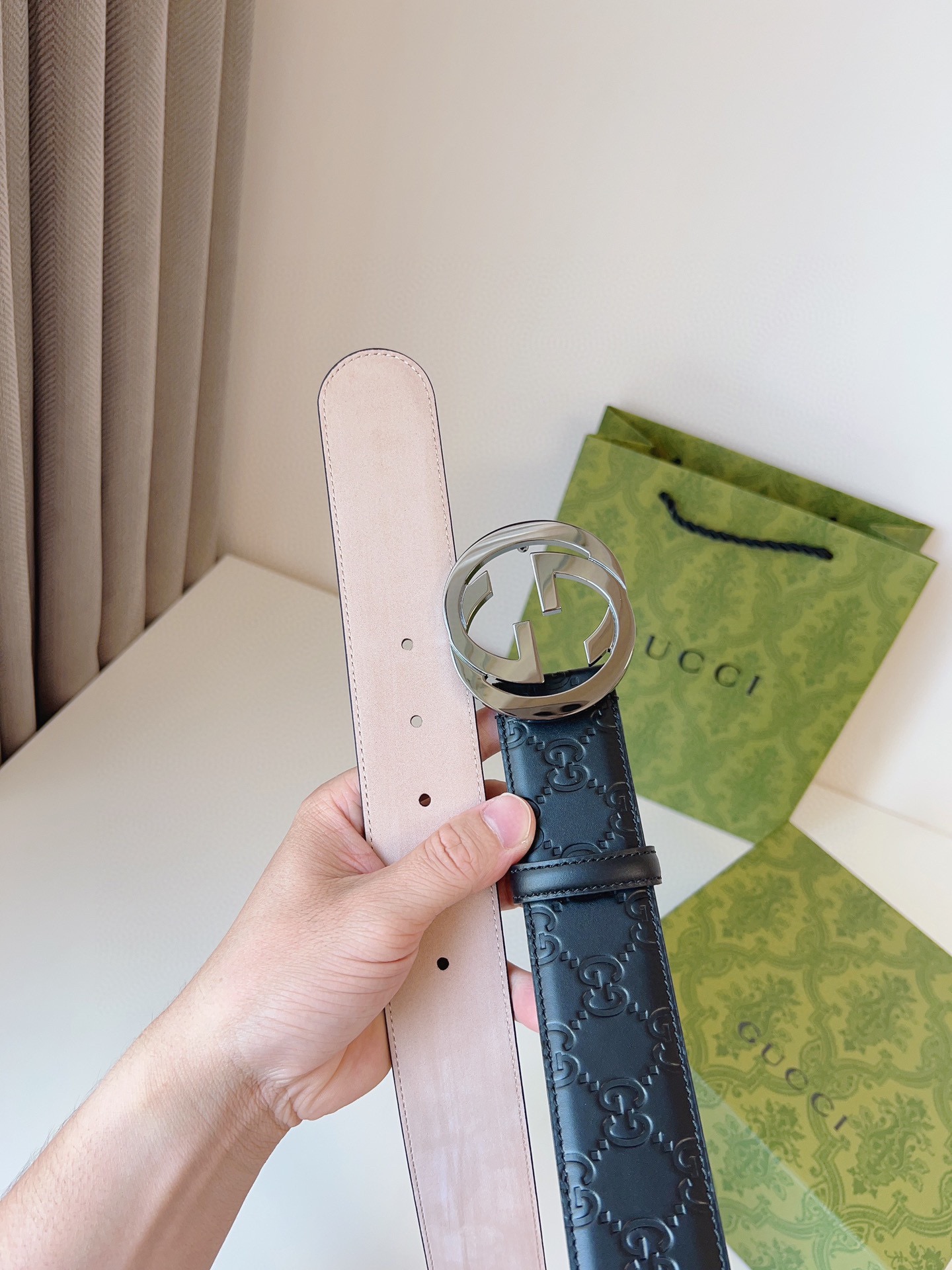 图片[5]-GUCCI  互扣式双G带扣腰带采用热压印技术的Gucci Signature皮革精制而成触感厚实印花图案清晰分明时尚经典百搭款；皮带宽度：4.0cm-高仿包包
