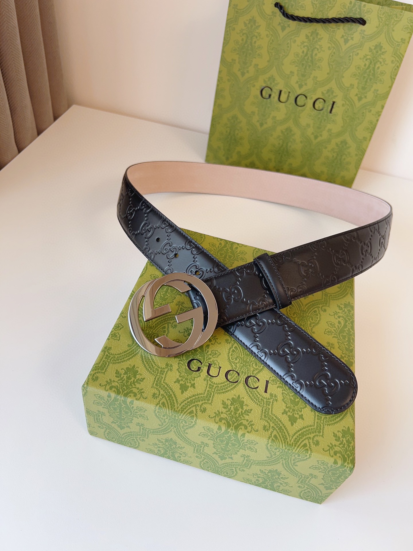 图片[4]-GUCCI  互扣式双G带扣腰带采用热压印技术的Gucci Signature皮革精制而成触感厚实印花图案清晰分明时尚经典百搭款；皮带宽度：4.0cm-高仿包包