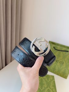 GUCCI  互扣式双G带扣腰带采用热压印技术的Gucci Signature皮革精制而成触感厚实印花图案清晰分明时尚经典百搭款；皮带宽度：4.0cm-高仿包包