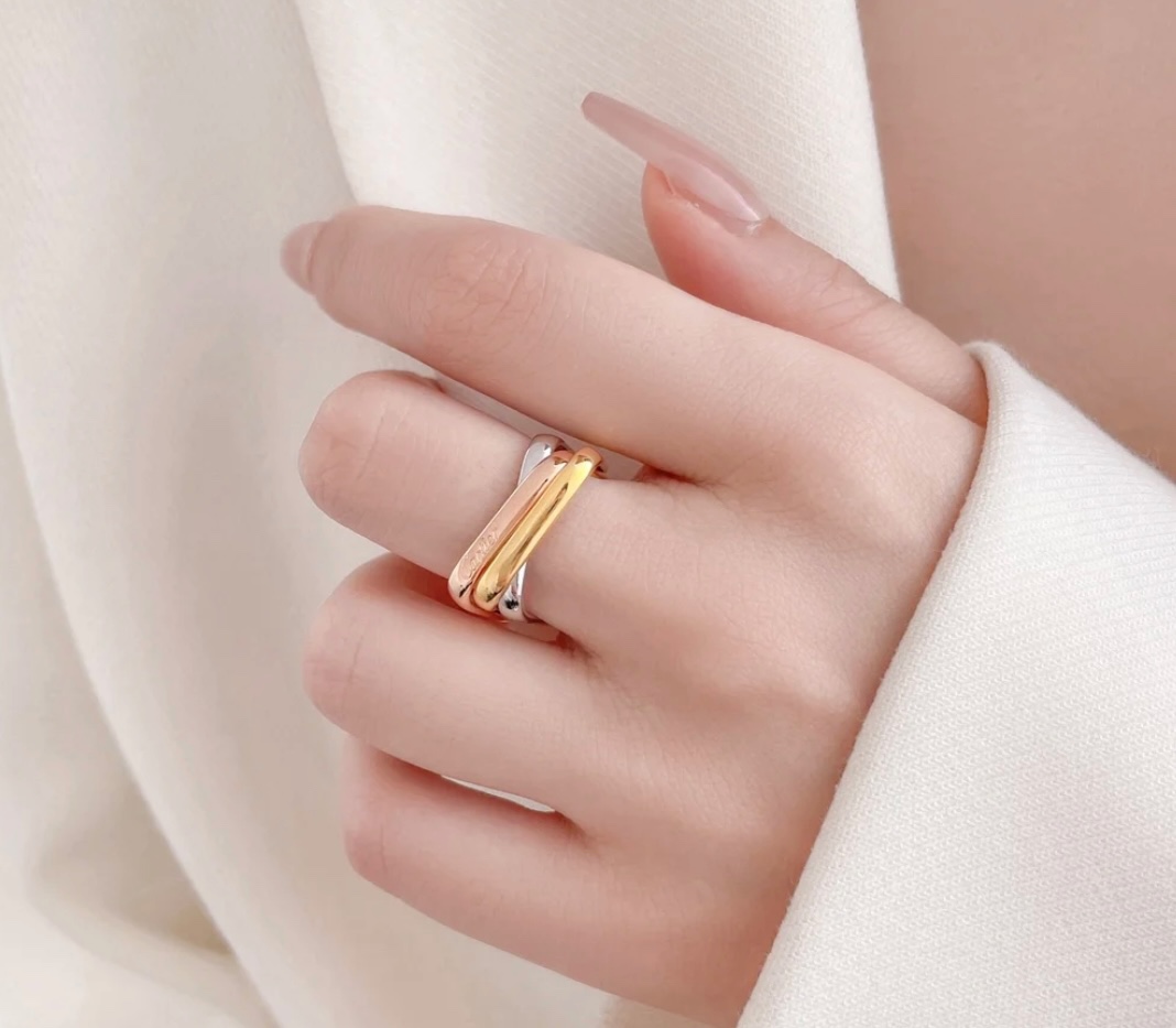 图片[2]-p2V5金材质  码数：5678卡地亚方形三环无钻戒指💍 人手一枚👍完美诠释对称美学 优雅大方戒托 平滑戒臂 佩戴舒适度高 不撂手 也不容易勾搭到物品！精工艺 执模抛光都做的很细致！-高仿包包