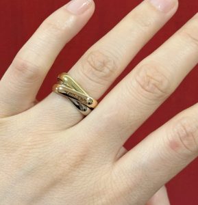 p2V5金材质  码数：5678卡地亚方形三环无钻戒指💍 人手一枚👍完美诠释对称美学 优雅大方戒托 平滑戒臂 佩戴舒适度高 不撂手 也不容易勾搭到物品！精工艺 执模抛光都做的很细致！-高仿包包