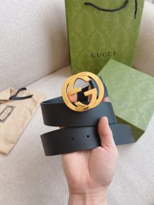 GUCCI 黑色平纹小牛皮腰带饰有互扣式双G带扣细节风格简而不失其华；适合各种穿搭风格皮带宽度：4.0cm-高仿包包