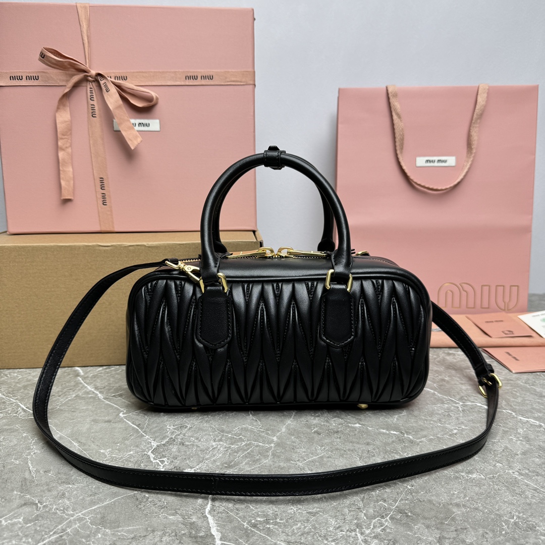 Image [6]-P1720 ✔️ MiuMiu Bowling Bag 5BB148MiuMiu Bowling Bag official website to promote this year's absolute top imported lambskin MiuMiu unique style Matelasse pattern body exquisite three-dimensional and shaped front engraved logo and the color of the leather echo detachable and adjustable leather long shoulder straps cotton satin lining with zipper pockets many celebrities net Red with the same size 27X12X9Cm with original packaging-high imitation bags