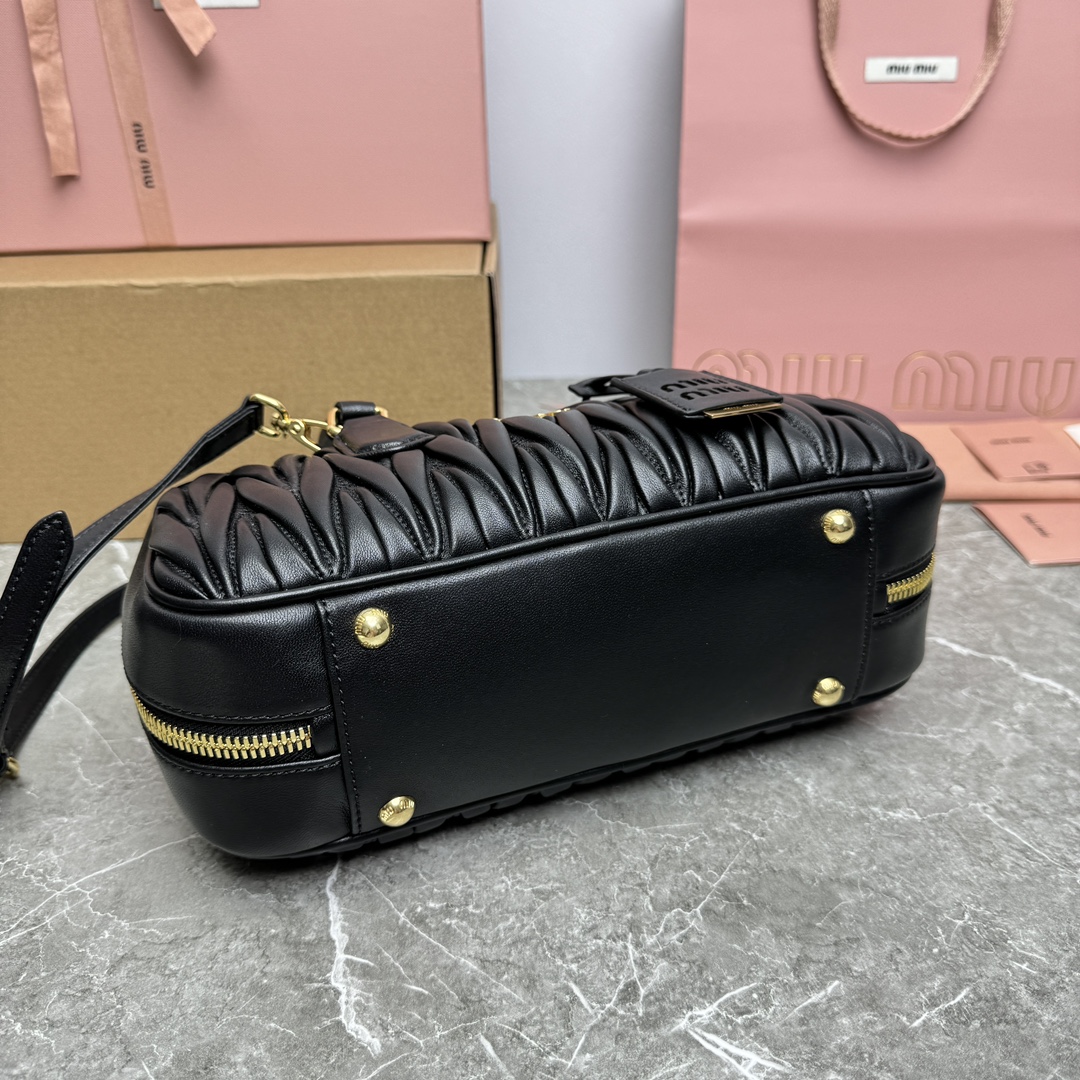Image [5]-P1720 ✔️ MiuMiu Bowling Bag 5BB148MiuMiu Bowling Bag official website to promote this year's absolute top imported lambskin MiuMiu unique style Matelasse pattern body exquisite three-dimensional and shaped front engraved logo and the color of the leather echo detachable and adjustable leather long shoulder straps cotton satin lining with zipper pockets many celebrities net Red with the same size 27X12X9Cm with original packaging-high imitation bags