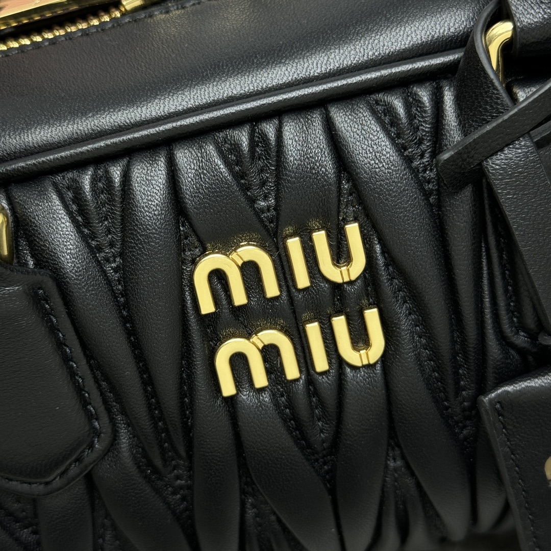 Image [2]-P1720 ✔️ MiuMiu Bowling Bag 5BB148MiuMiu Bowling Bag official website to promote this year's absolute top imported lambskin MiuMiu unique style Matelasse pattern body exquisite three-dimensional and shaped front engraved logo and the color of the leather echo detachable and adjustable leather long shoulder straps cotton satin lining with zipper pockets many celebrities net Red with the same size 27X12X9Cm with original packaging-high imitation bags