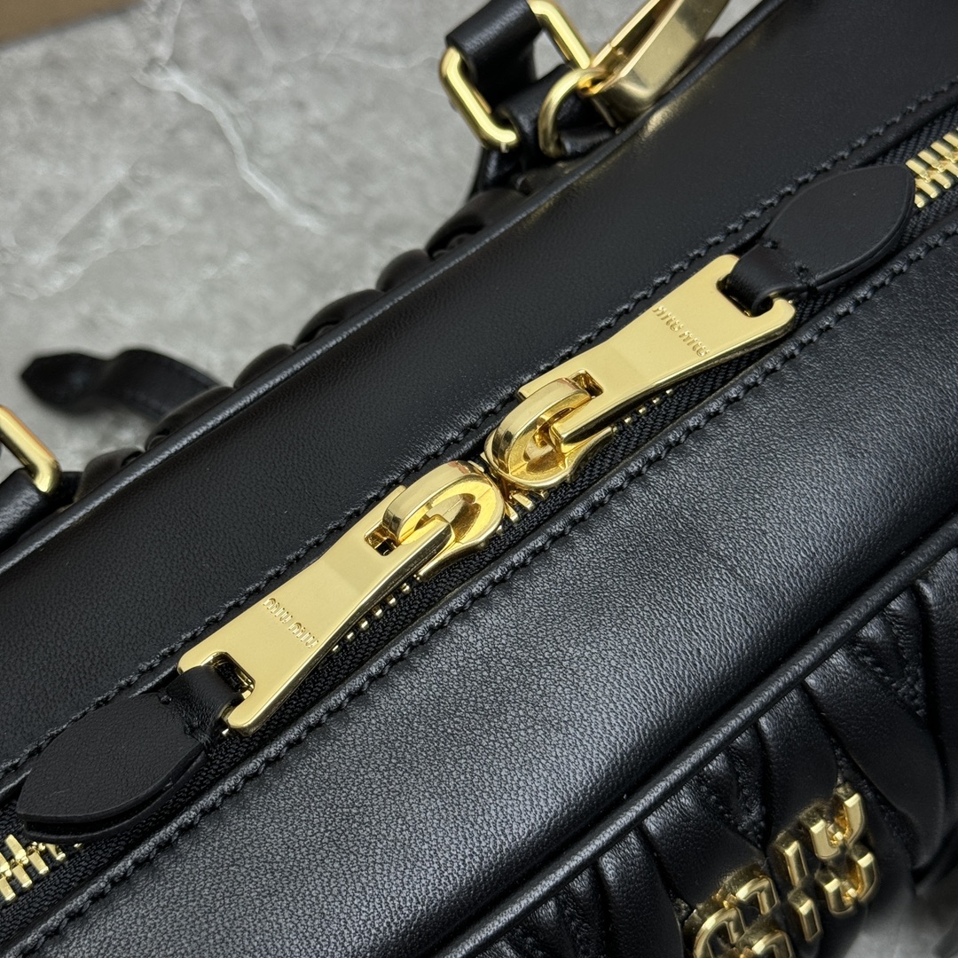 Image [7]-P1720 ✔️ MiuMiu Bowling Bag 5BB148MiuMiu Bowling Bag official website to promote this year's absolute top imported lambskin MiuMiu unique style Matelasse pattern body exquisite three-dimensional and shaped front engraved logo and the color of the leather echo detachable and adjustable leather long shoulder straps cotton satin lining with zipper pockets many celebrities online Red with the same size 27X12X9Cm with original packaging-high imitation bags