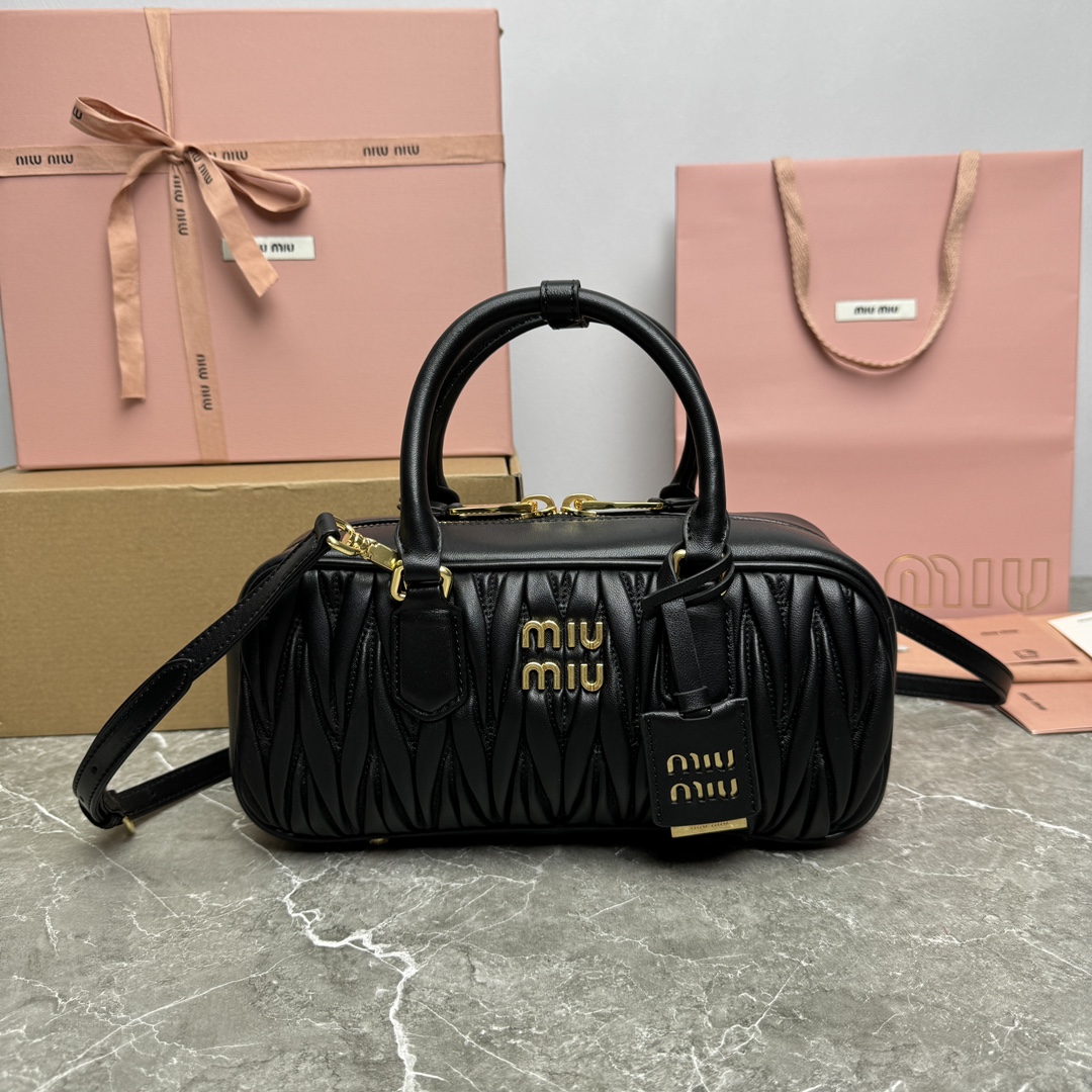 P1720 ✔️ MiuMiu Bowling Bag 5BB148MiuMiu Bowling Bag official website to promote this year's absolute style of top imported lambskin MiuMiu unique style Matelasse pattern body exquisite three-dimensional and stylish front engraved logo and the leather color echoes the detachable adjustable leather long shoulder strap cotton satin lining with zipper pockets many celebrities and netizens with the same model size 27X12X9Cm with original packaging-high replica bags