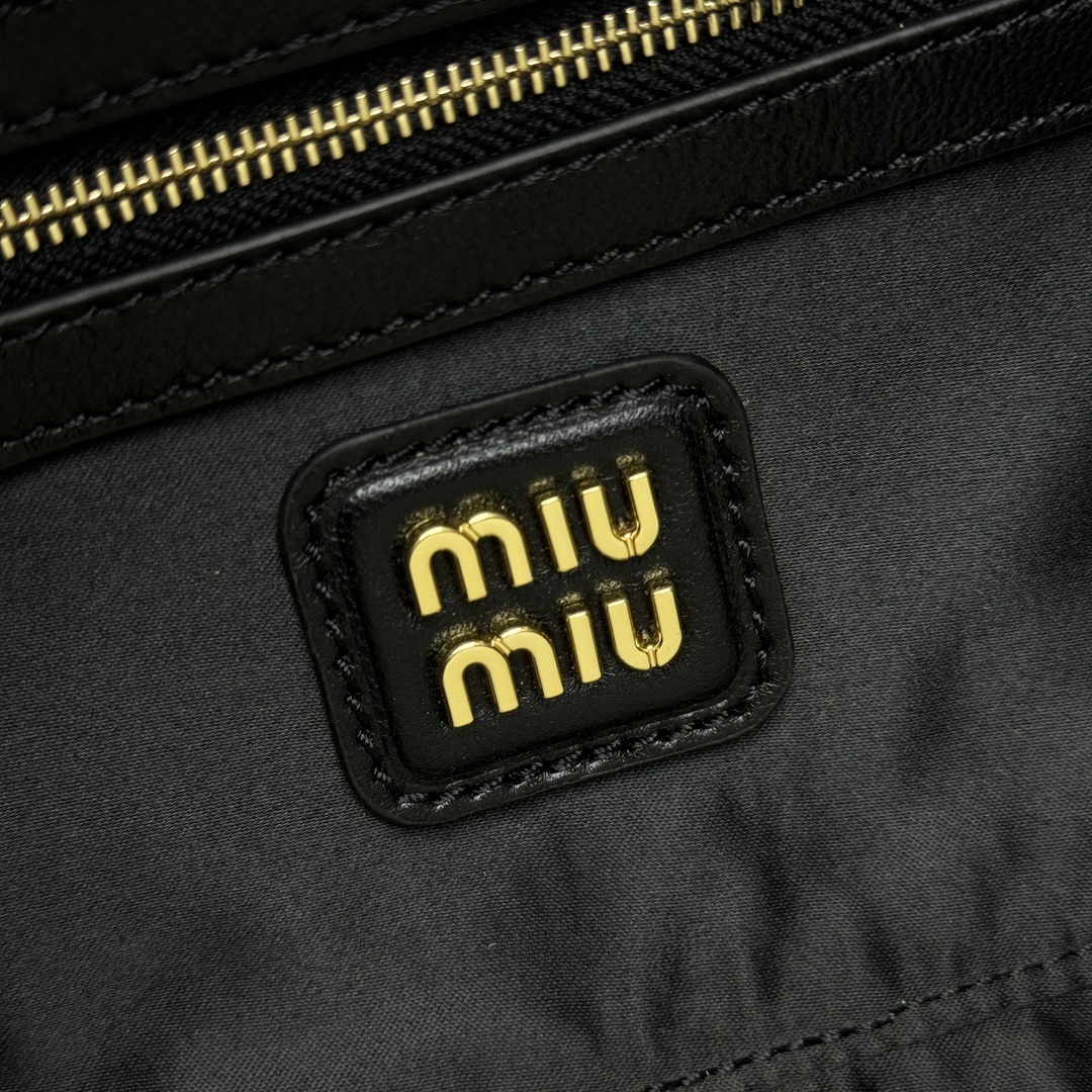 Image [8]-P1720 ✔️ MiuMiu Bowling Bag 5BB148MiuMiu Bowling Bag official website to promote this year's absolute top imported lambskin MiuMiu unique style Matelasse pattern body exquisite three-dimensional and shaped front engraved logo and the color of the leather echo detachable and adjustable leather long shoulder straps cotton satin lining with zipper pockets many celebrities net Red with the same size 27X12X9Cm with original packaging-high imitation bags