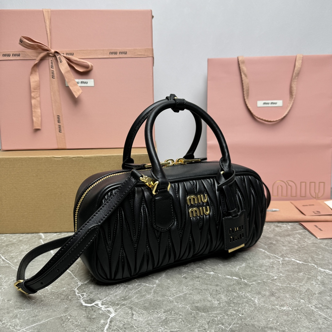 Image [4]-P1720 ✔️ MiuMiu Bowling Bag 5BB148MiuMiu Bowling Bag official website to promote this year's absolute top imported lambskin MiuMiu unique style Matelasse pattern body exquisite three-dimensional and shaped front engraved logo and the color of the leather echo detachable and adjustable leather long shoulder straps cotton satin lining with zipper pockets many celebrities network Red with the same size 27X12X9Cm with original packaging-high imitation bags