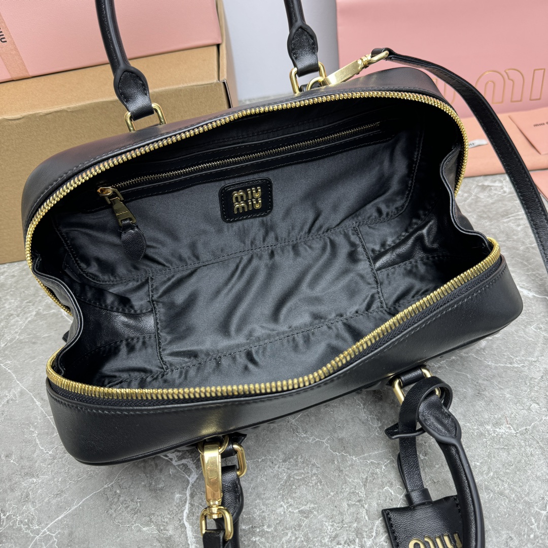 Image [9]-P1720 ✔️ MiuMiu Bowling Bag 5BB148MiuMiu Bowling Bag official website to promote this year's absolute top imported lambskin MiuMiu unique style Matelasse pattern body exquisite three-dimensional and shaped front engraved logo and the leather color echoes the detachable and adjustable leather long shoulder straps cotton satin lining with zipper pockets many celebrities network Red with the same size 27X12X9Cm with original packaging-high imitation bags